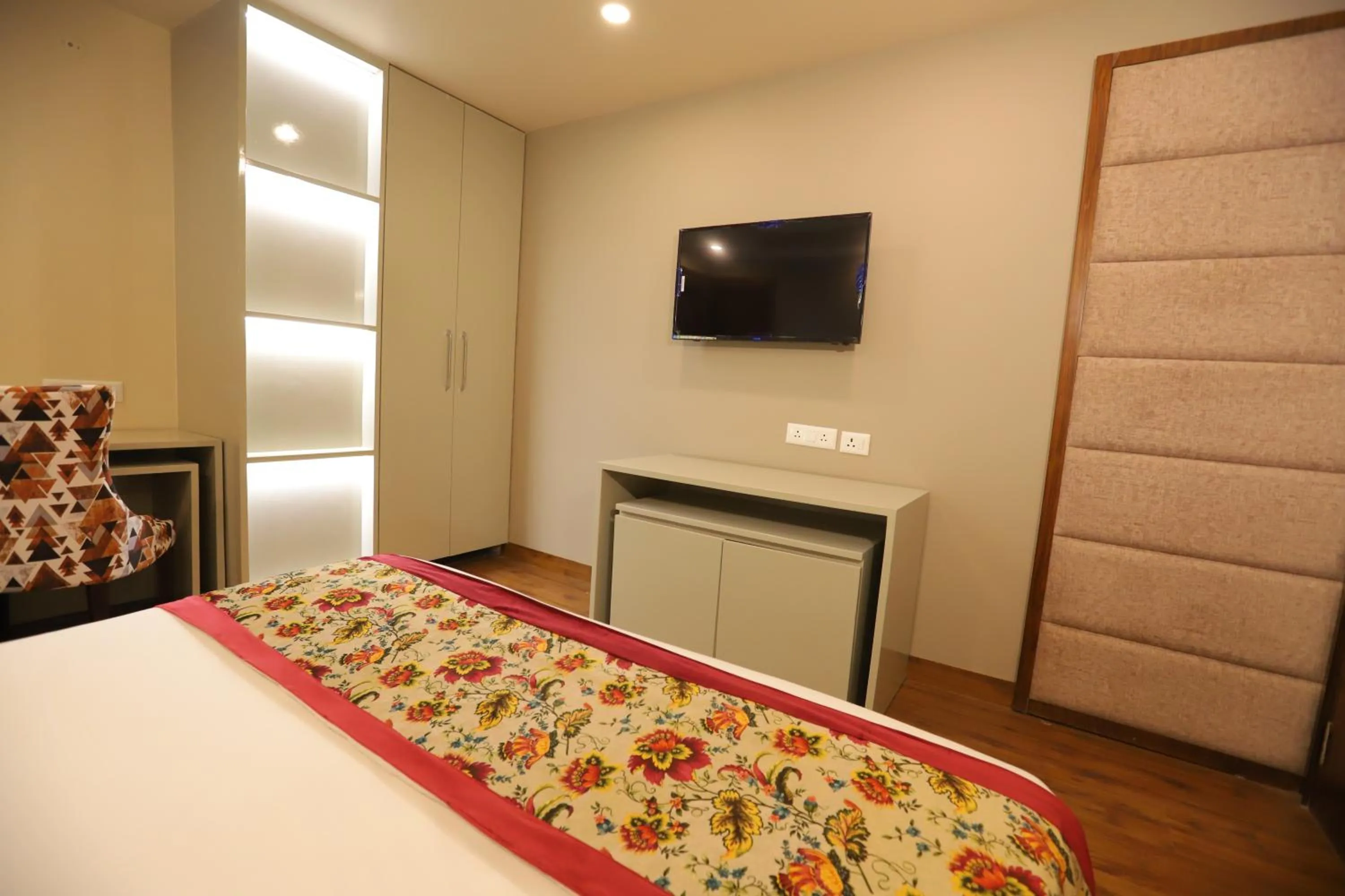 Communal lounge/ TV room, Bed in IP Royal Hotel - New Delhi