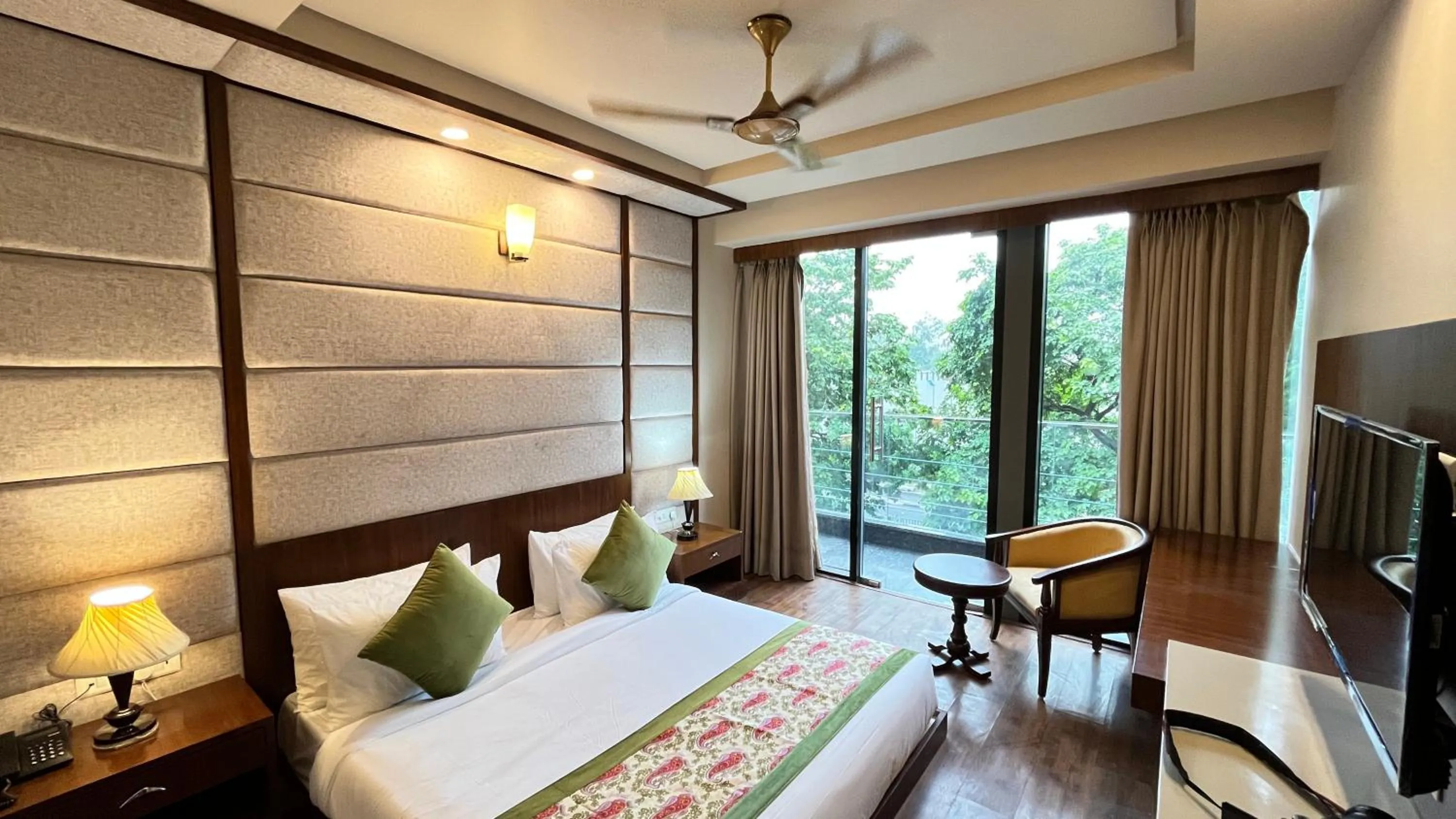 Living room, Bed in IP Royal Hotel - New Delhi