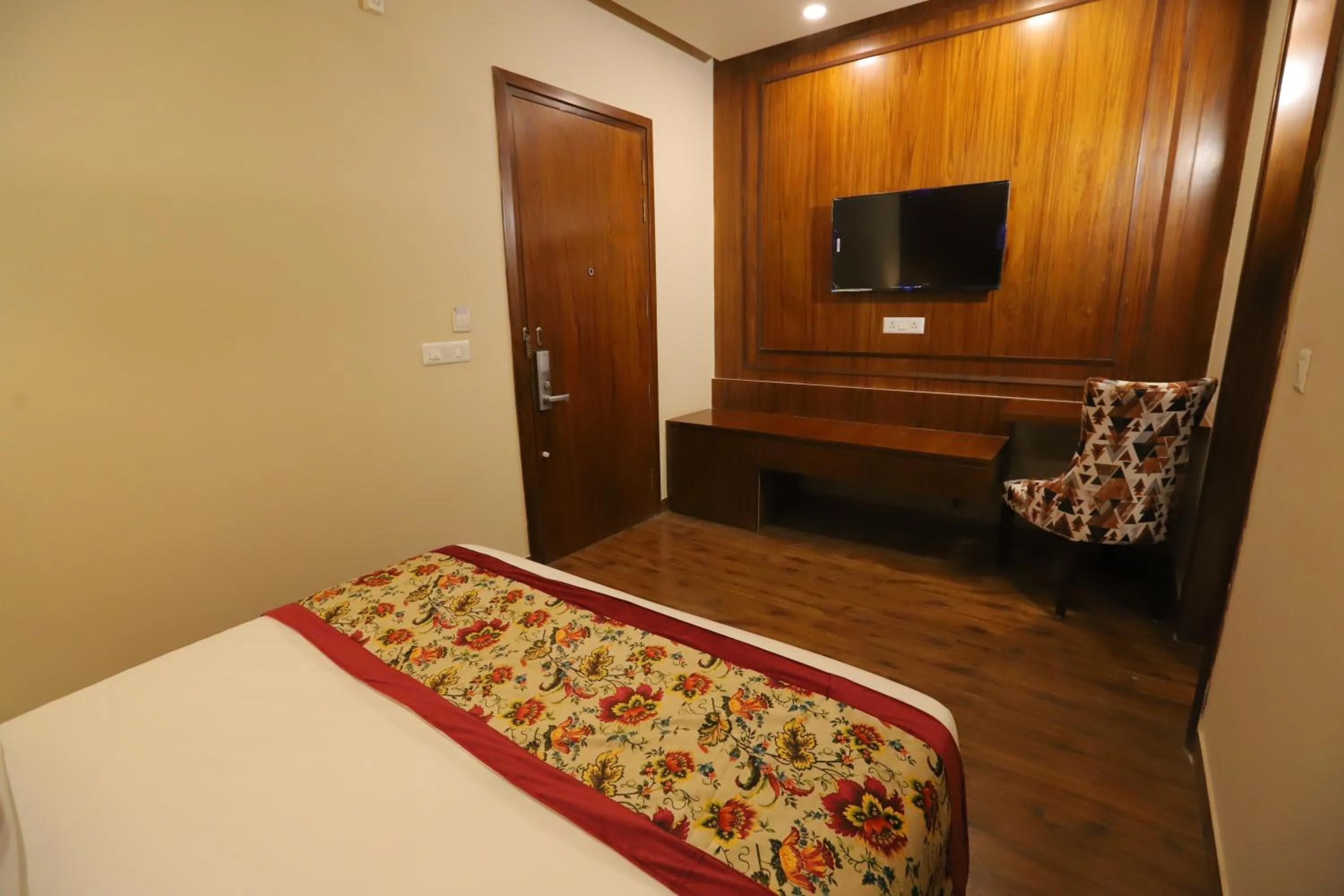 Communal lounge/ TV room, Bed in IP Royal Hotel - New Delhi