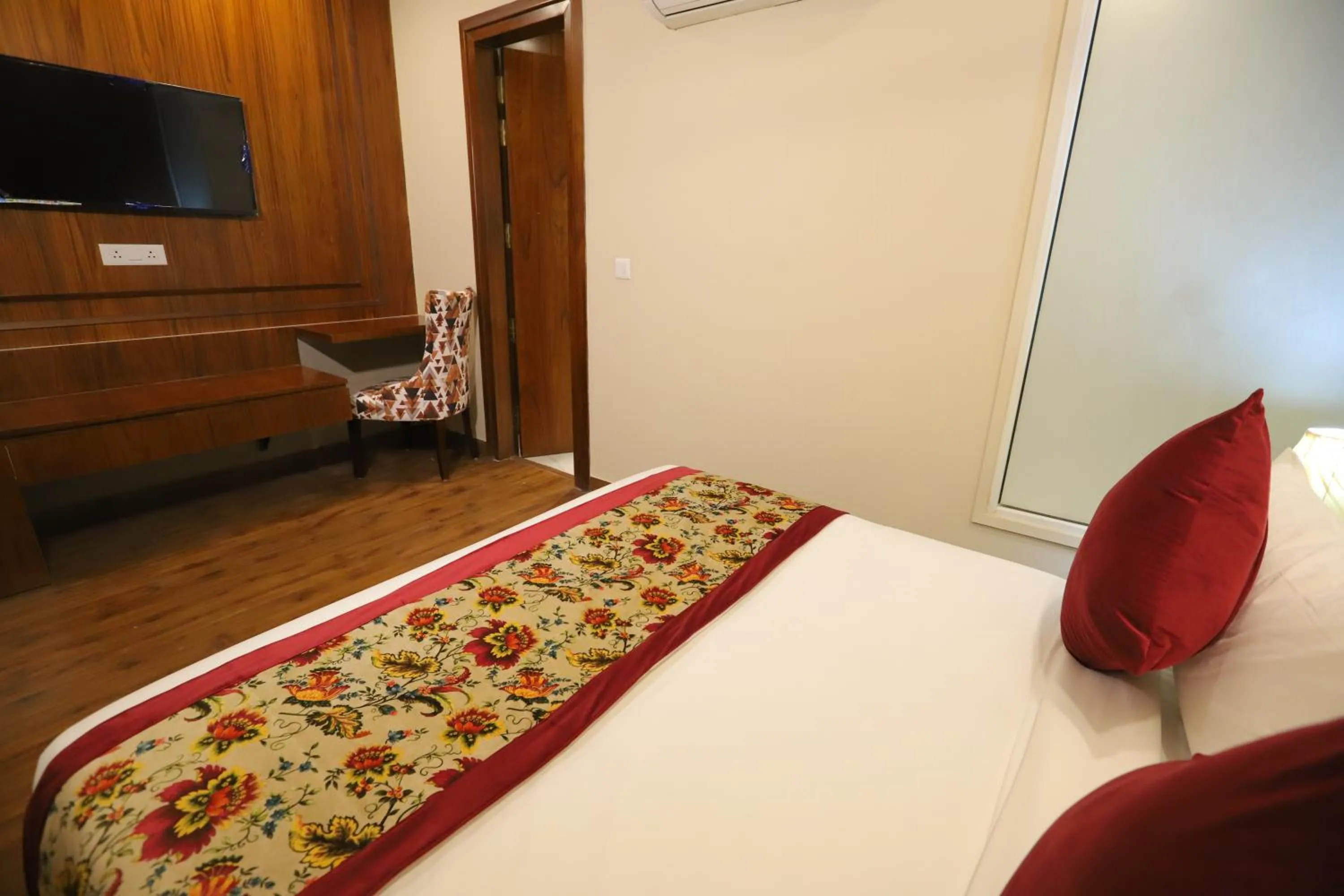 Communal lounge/ TV room, Bed in IP Royal Hotel - New Delhi