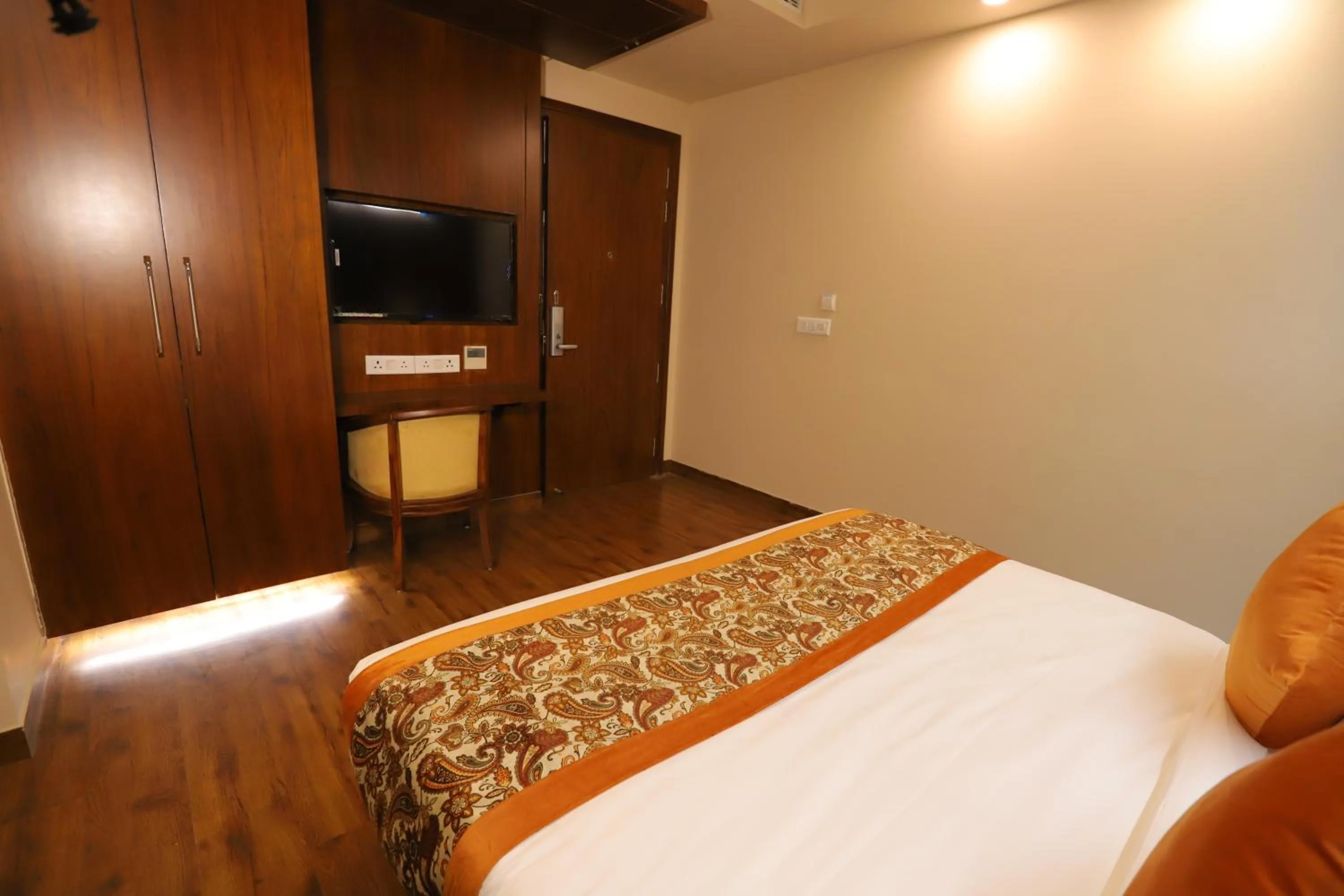 Communal lounge/ TV room, Bed in IP Royal Hotel - New Delhi