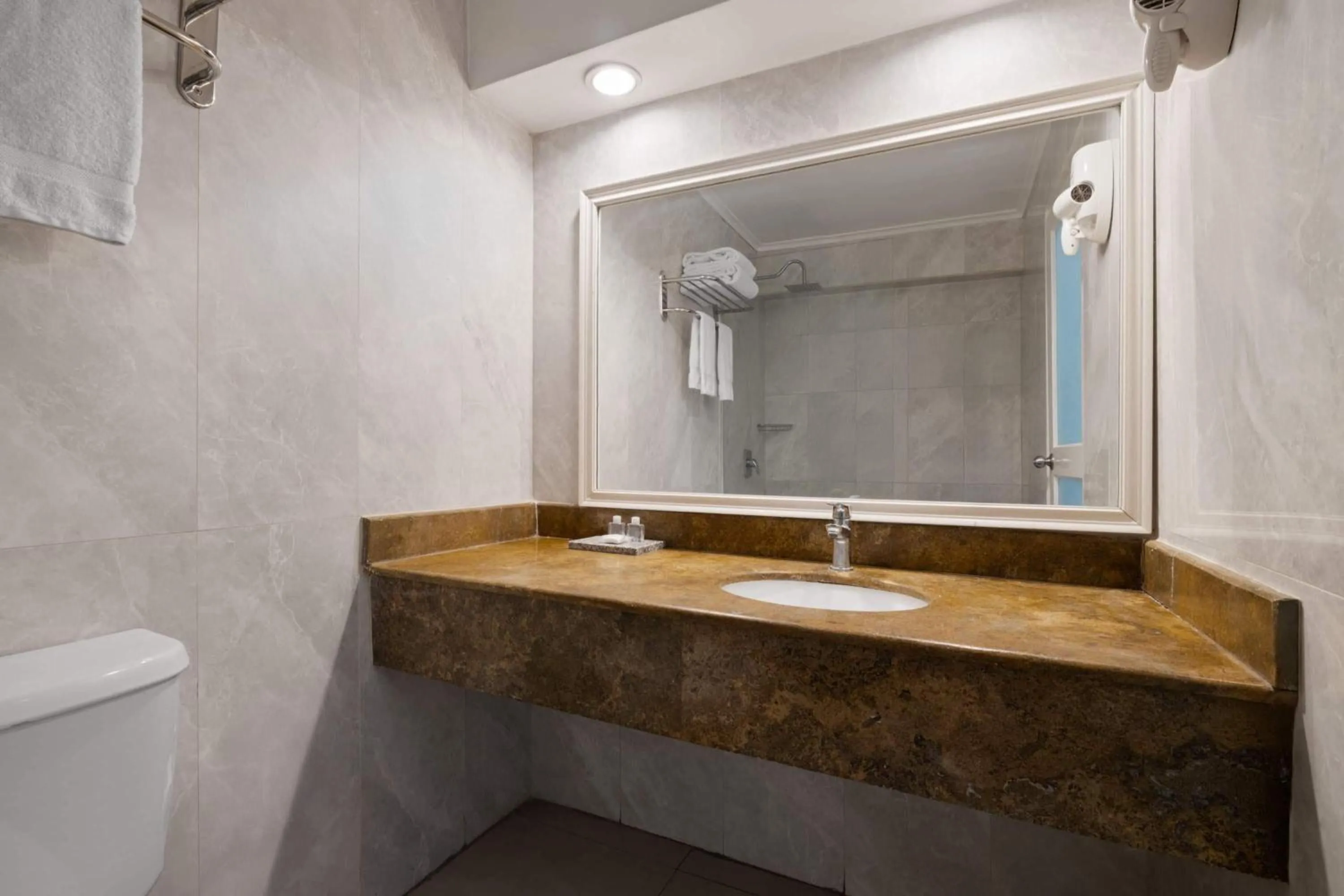 Shower in Grand Decameron Montego Beach, A Trademark All-Inclusive Resort