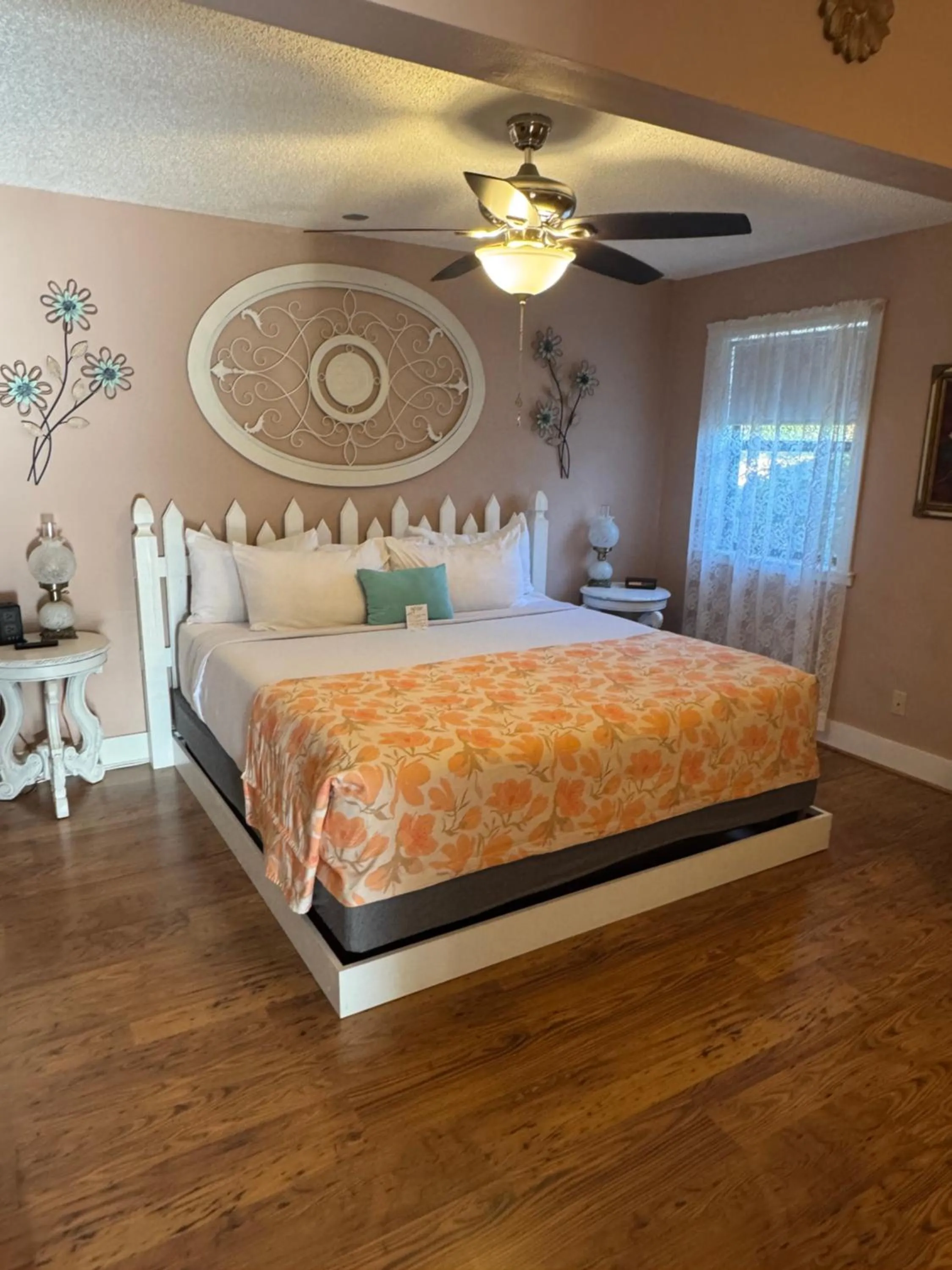 Bed in Ozark Country Inn