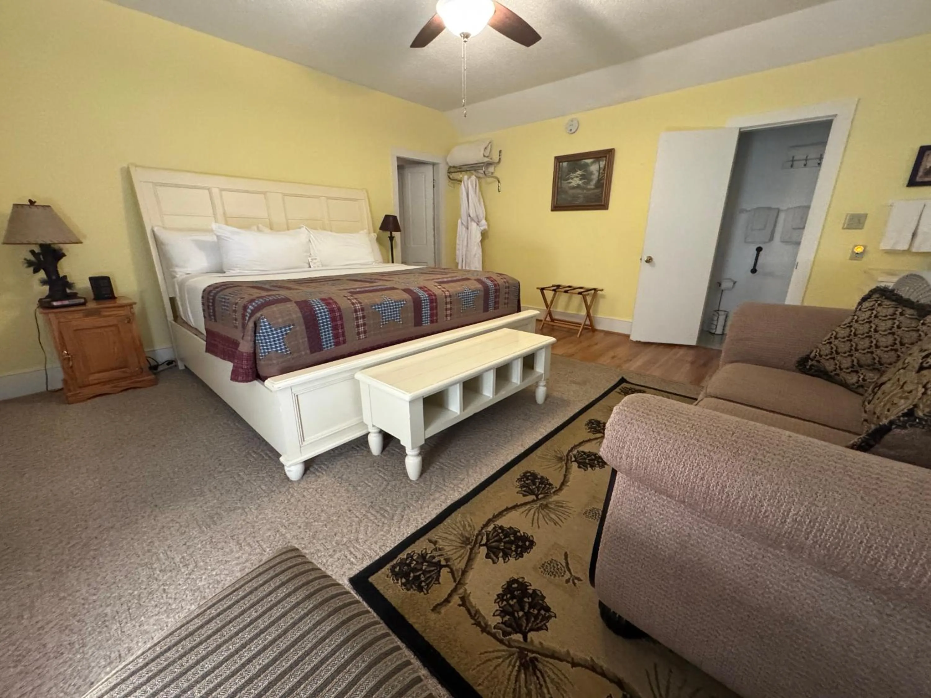 Bed in Ozark Country Inn