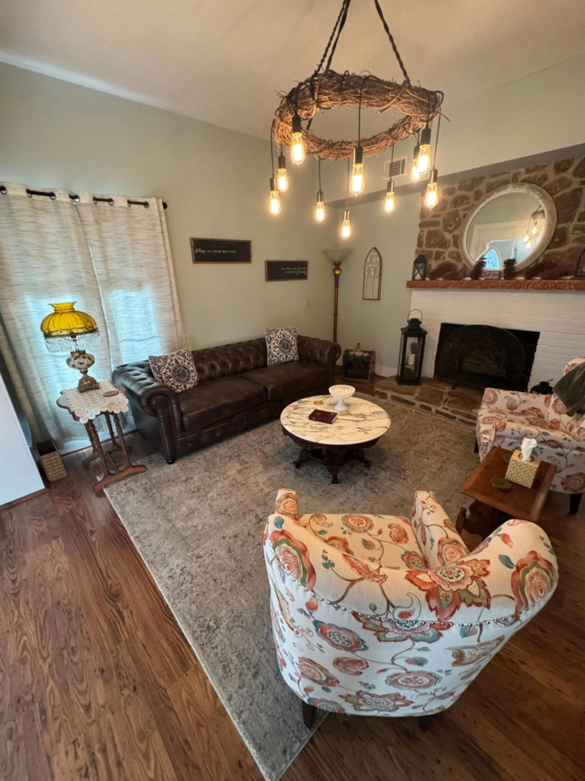 Living room in Ozark Country Inn