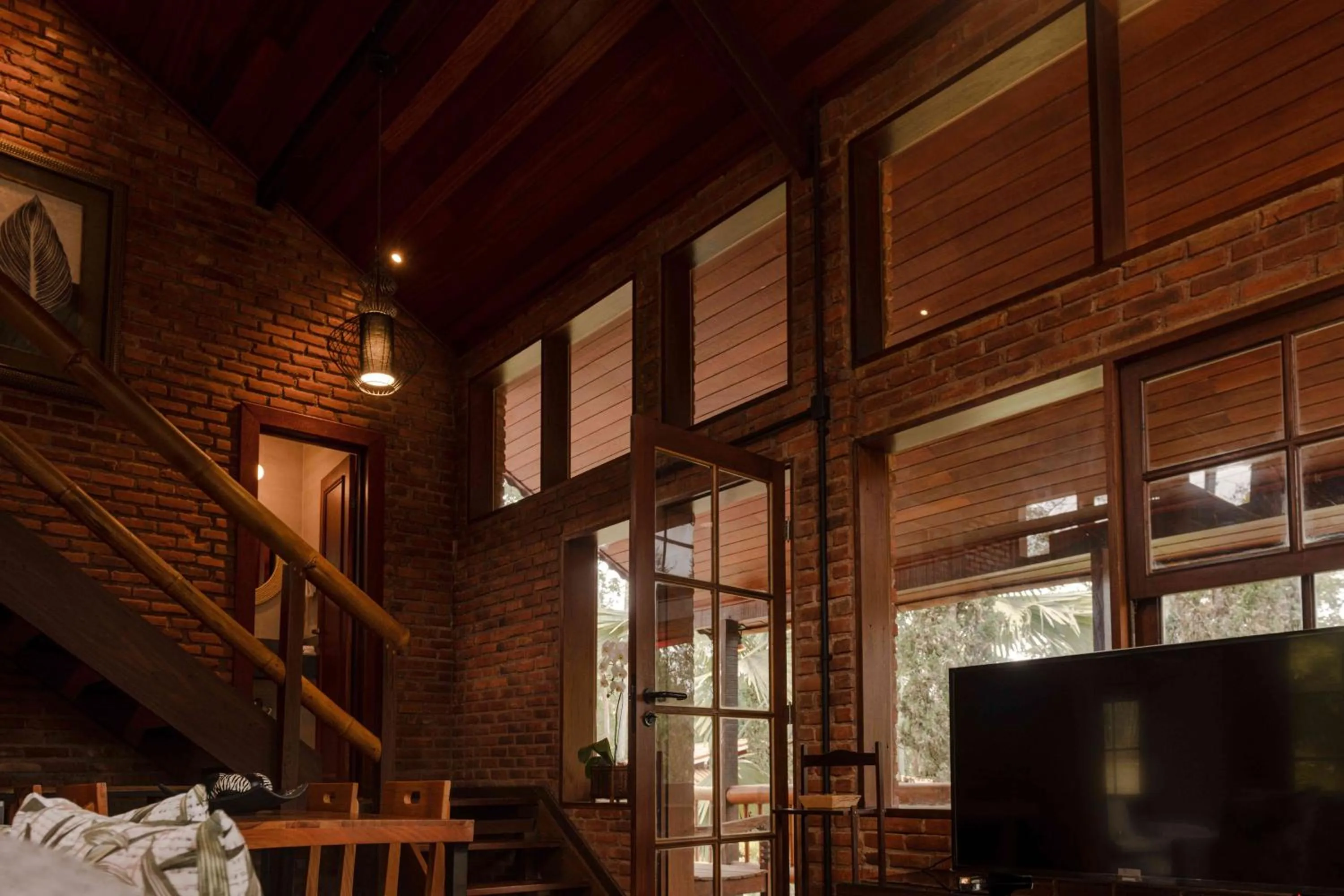 Communal lounge/ TV room in Embaúba Boutique Hotel