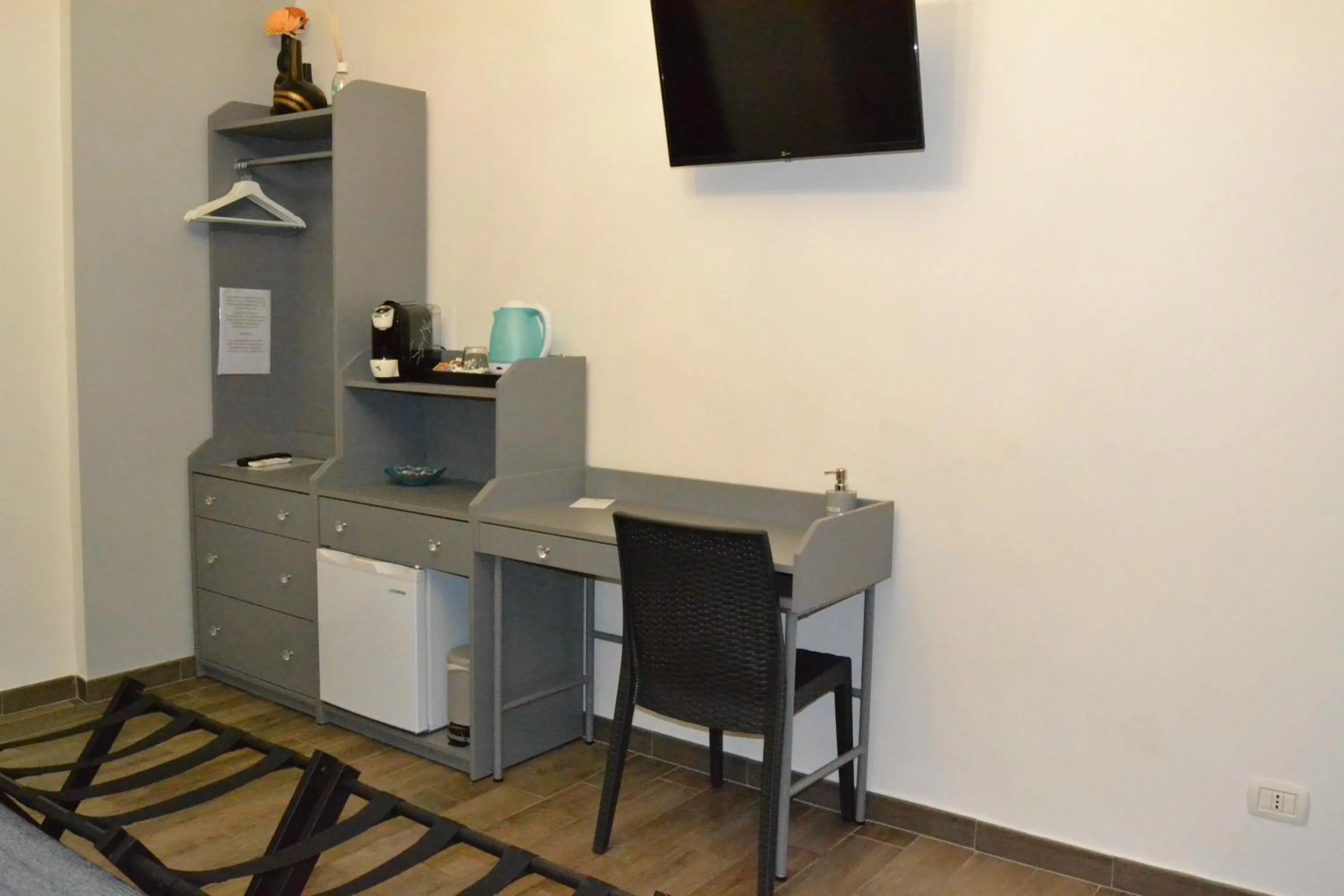 Area and facilities, TV/Entertainment Center in Karina's Rooms