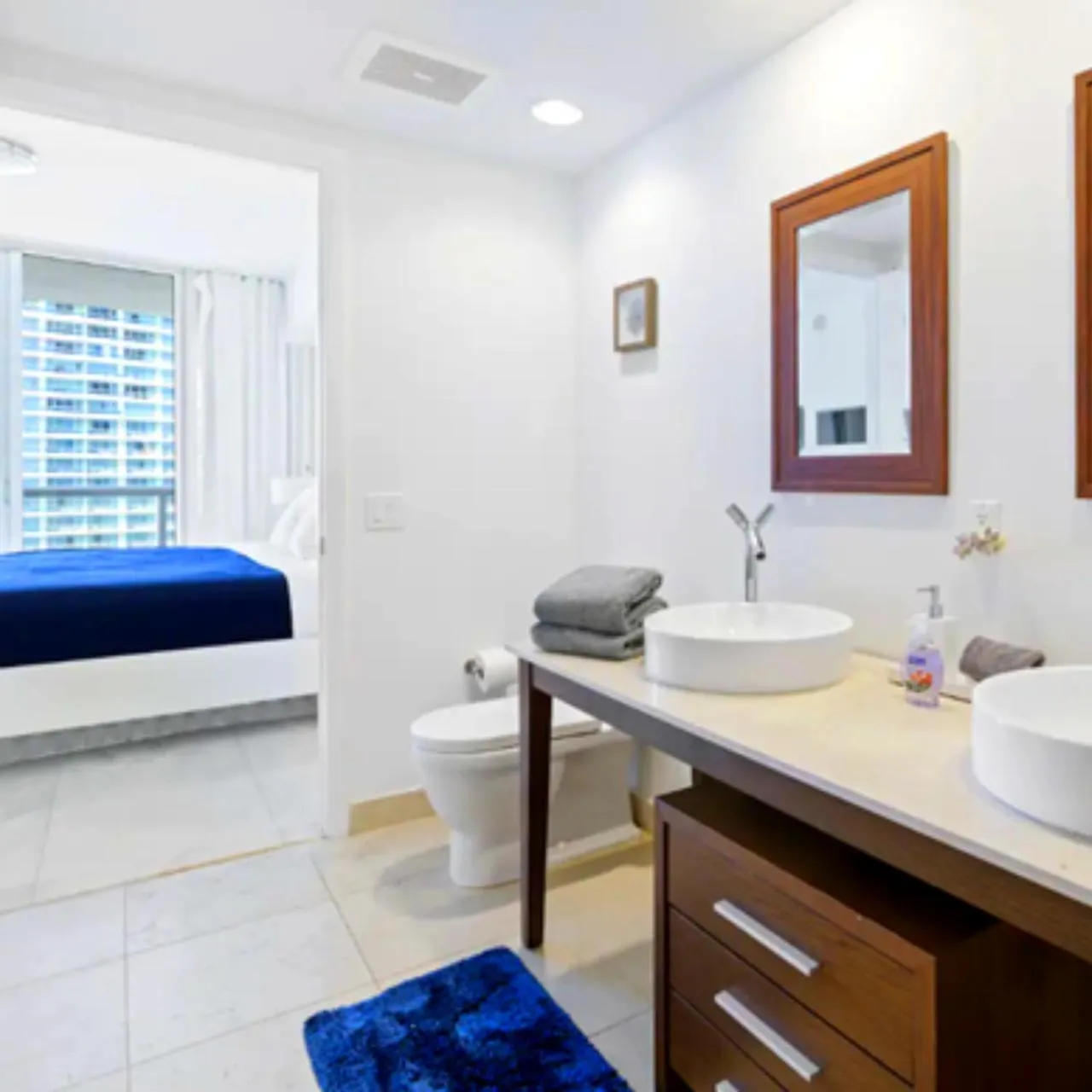 Bathroom, Bed in Vacation Apartment for Couples in Miami