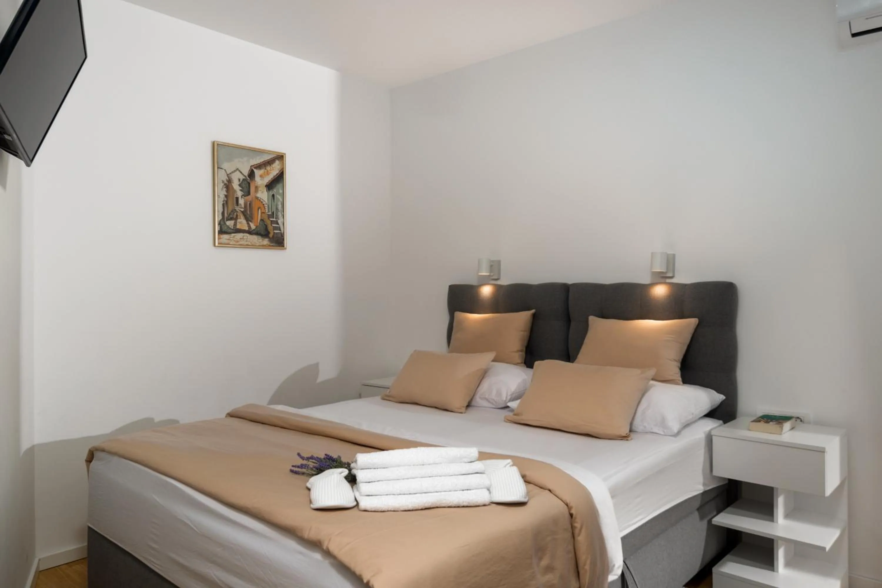 Bed in Luxury apartment Marco Polo with a private swimming pool with salt sea water