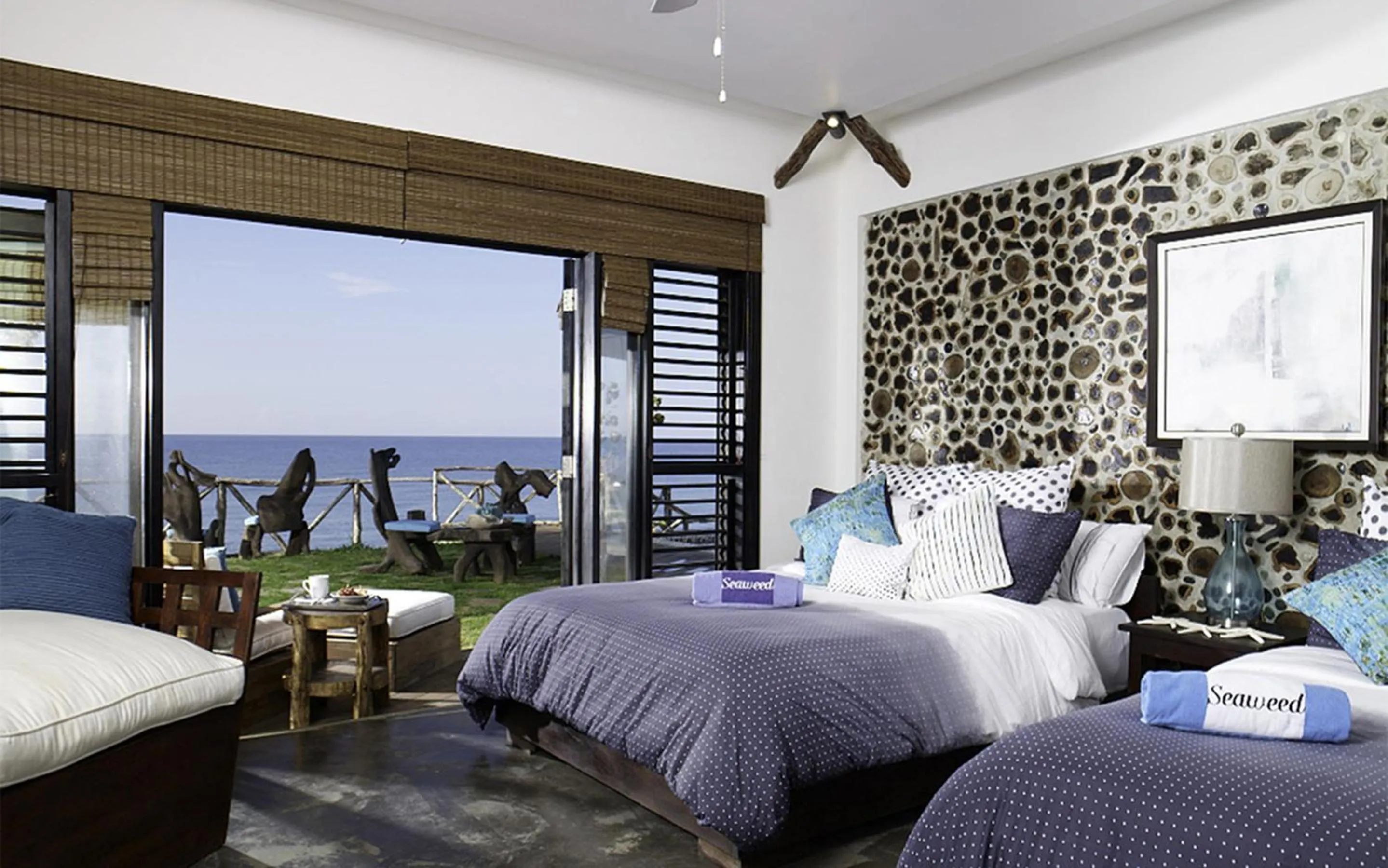 Bedroom in Jakes Hotel