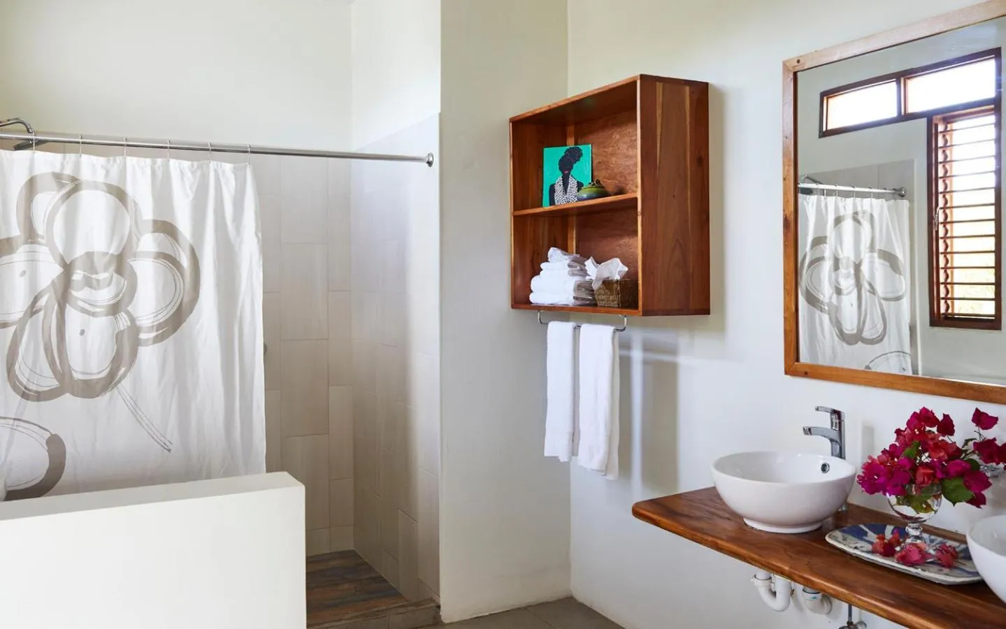 Bathroom in Jakes Hotel