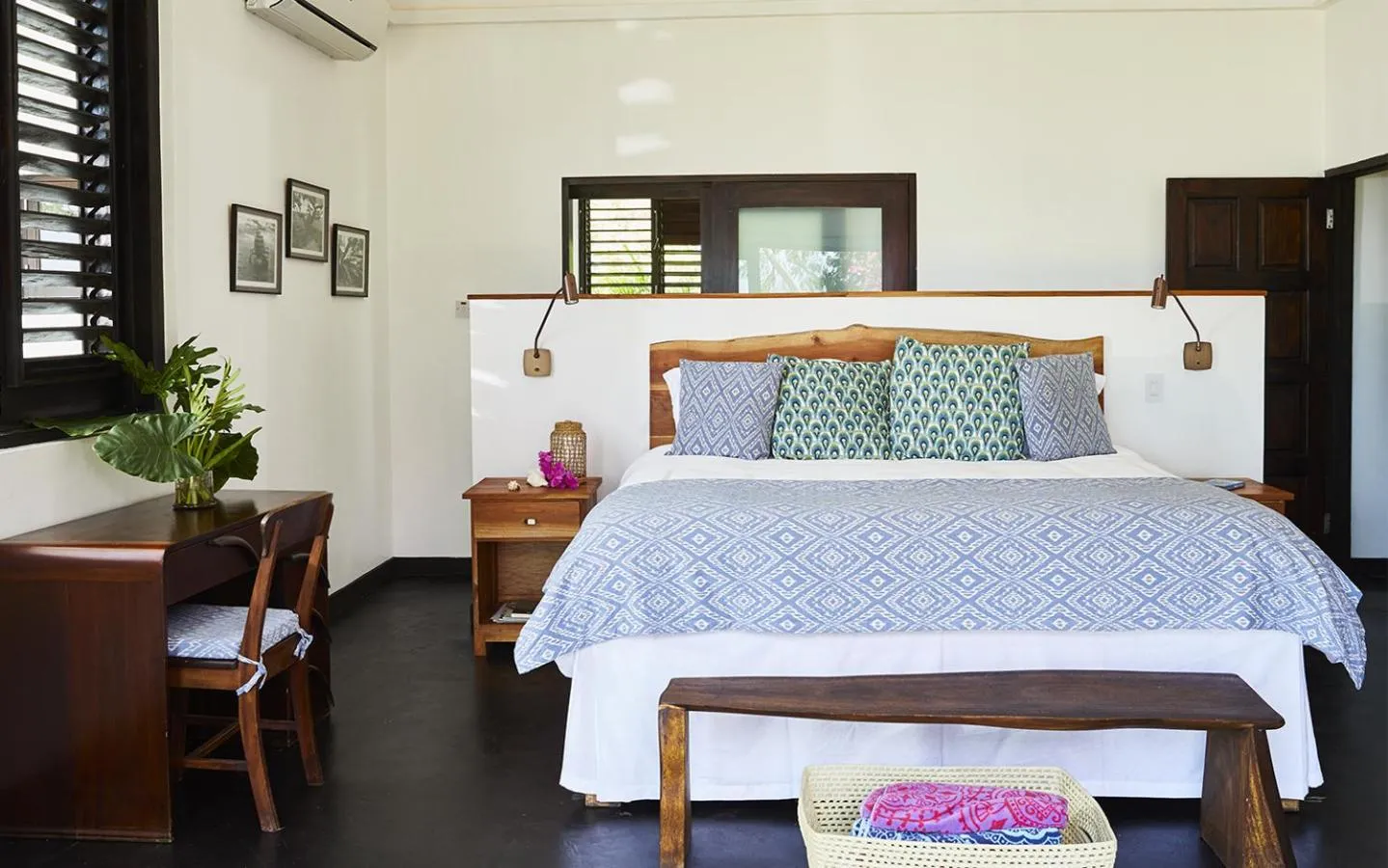 Bedroom in Jakes Hotel