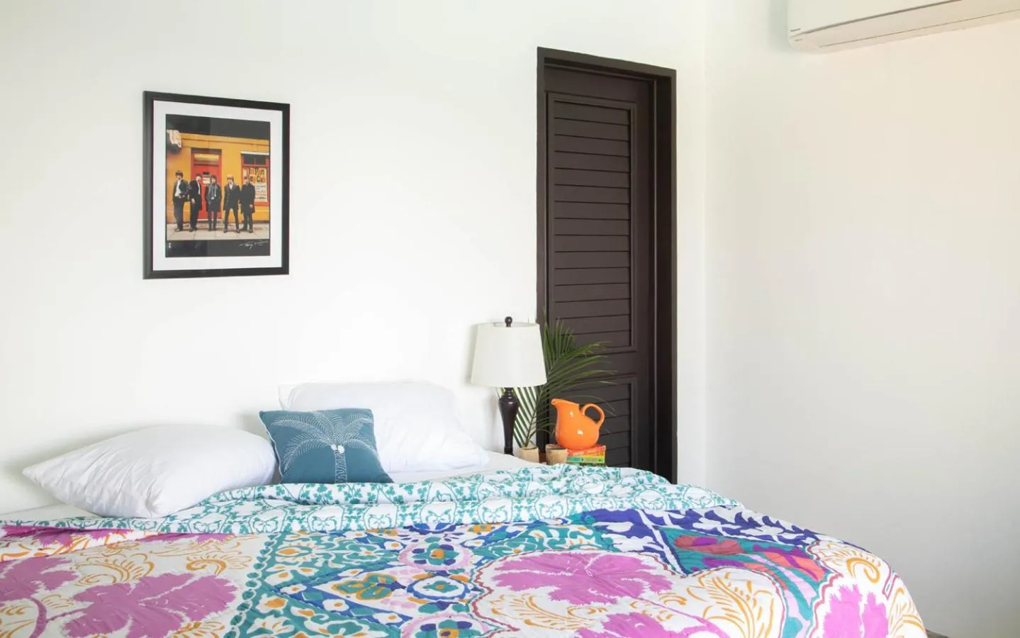 Bedroom in Jakes Hotel