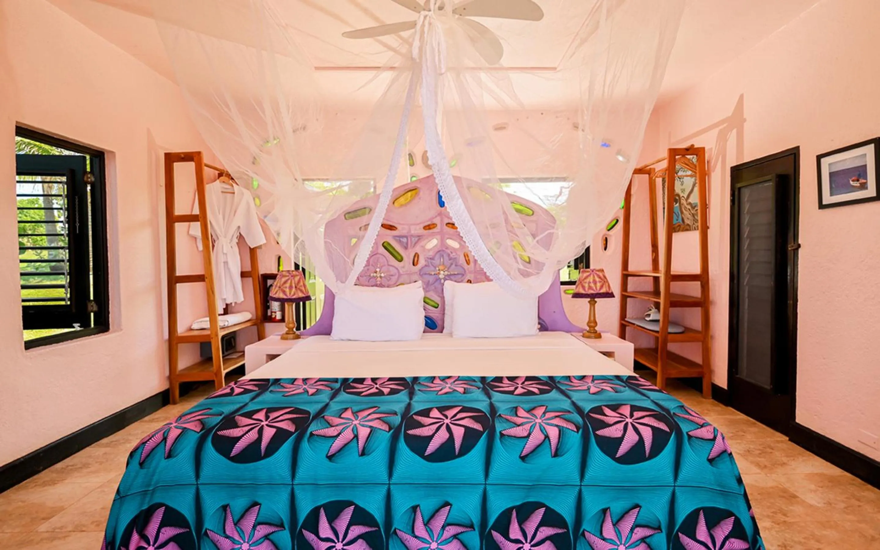 Bedroom in Jakes Hotel