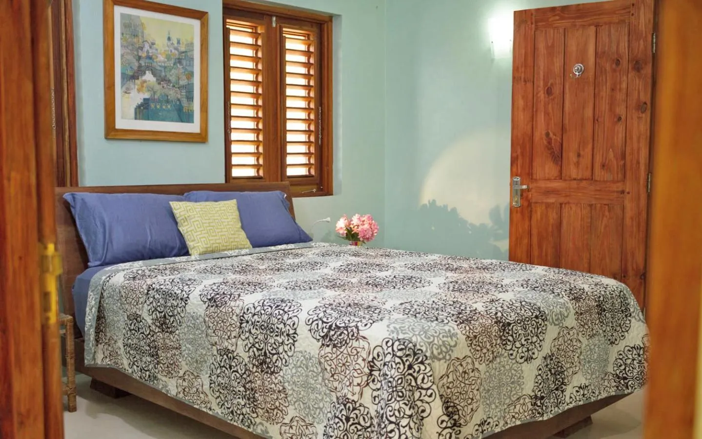 Bedroom in Jakes Hotel