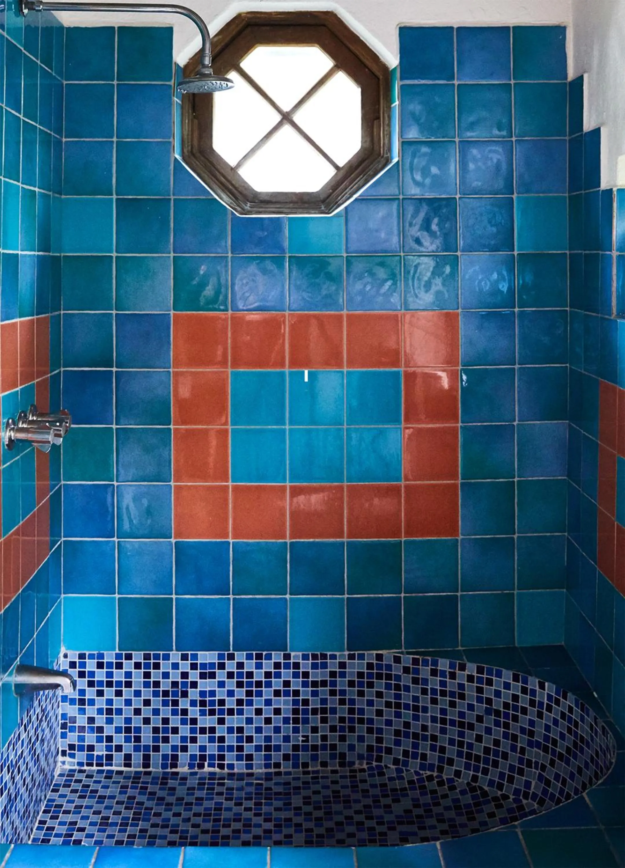 Bathroom in Jakes Hotel