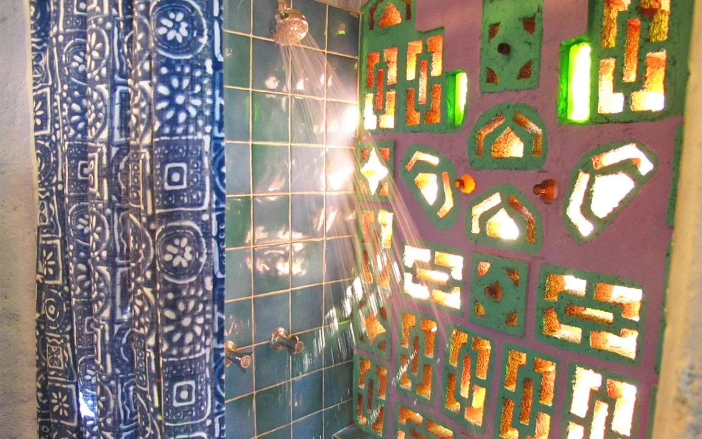 Shower in Jakes Hotel