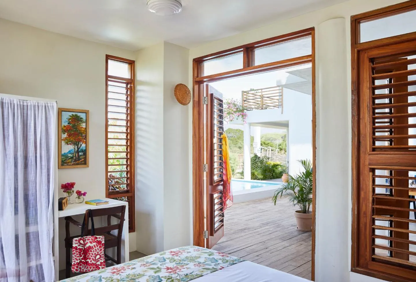 Bedroom in Jakes Hotel