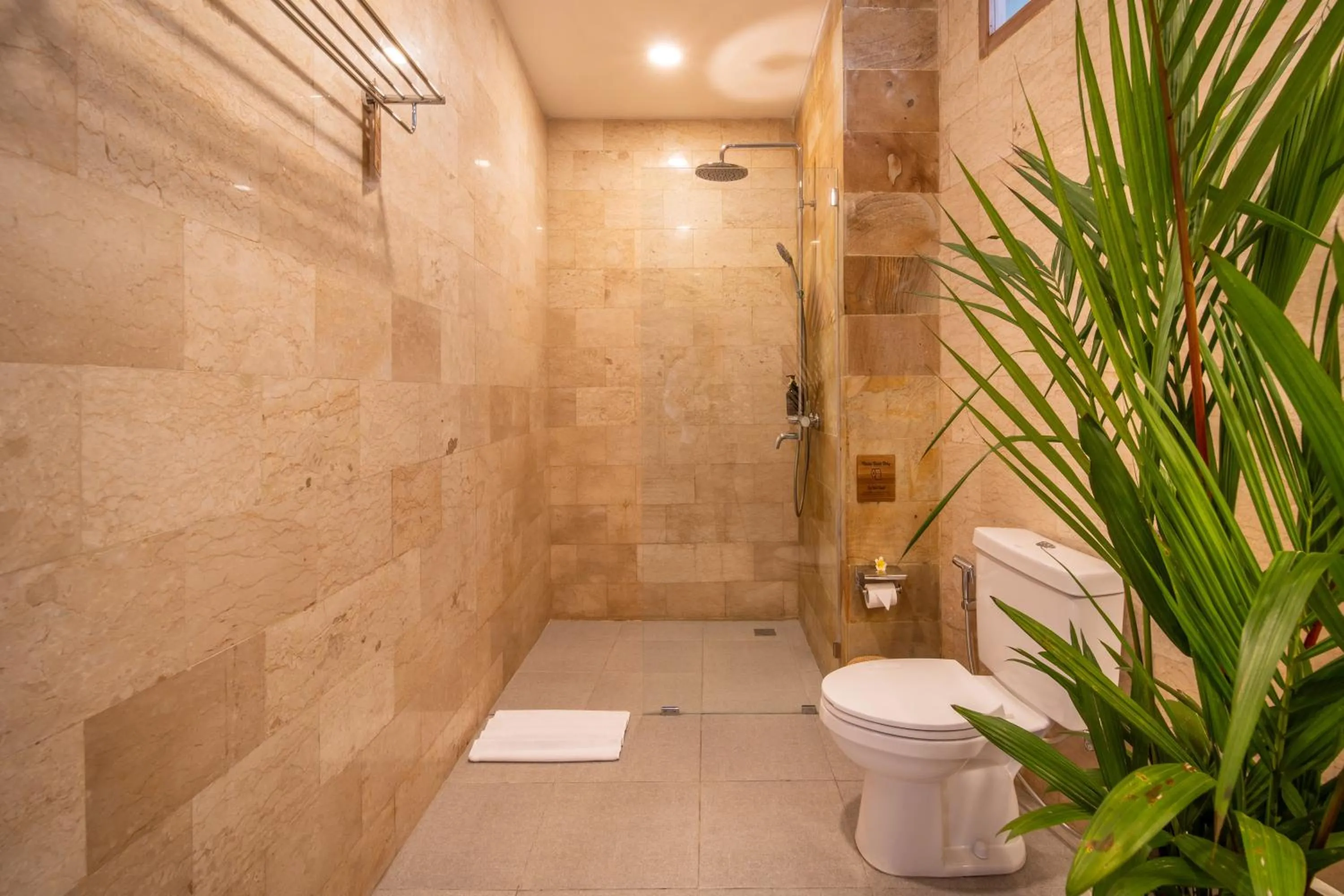 Shower in Tropical Villa Sinar Maluku