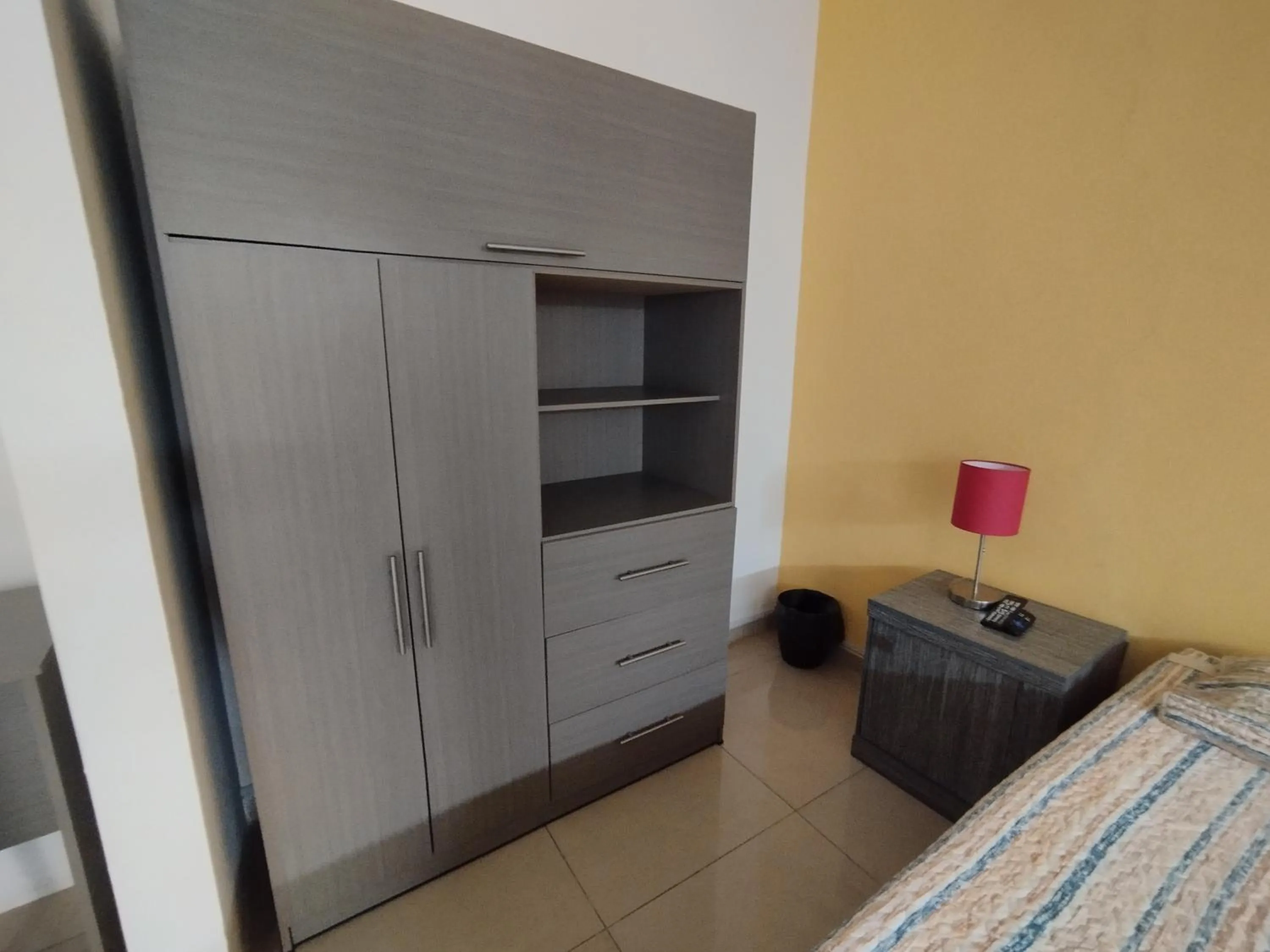 wardrobe, Bed in Capital O Tu Estancia