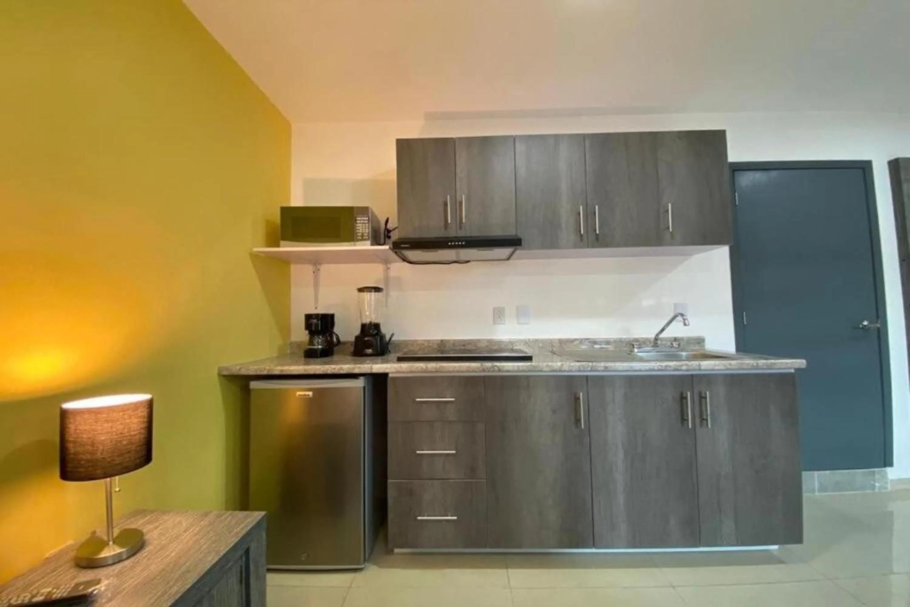 Kitchen or kitchenette in Capital O Tu Estancia