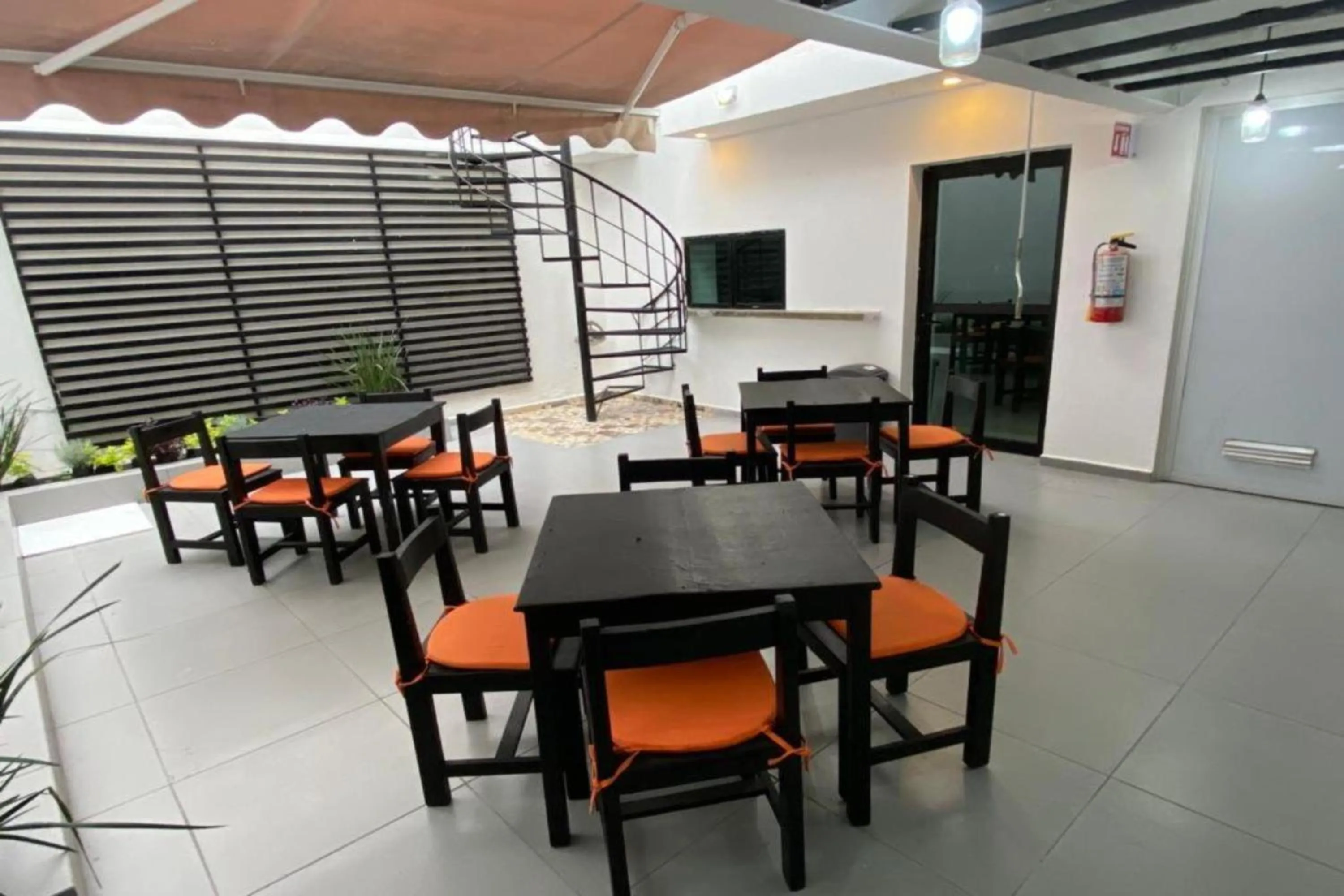 Restaurant/places to eat in Capital O Tu Estancia