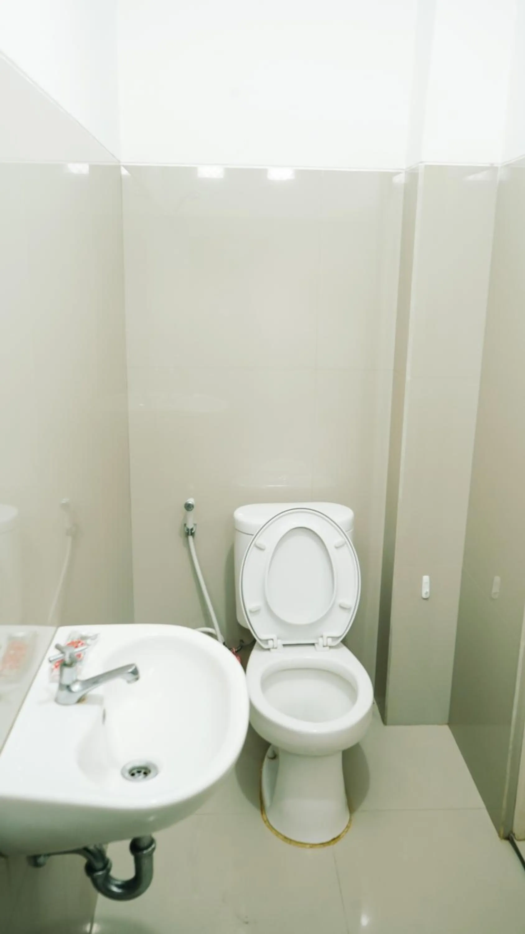 Bathroom in RedDoorz at Ampenan Mataram Lombok