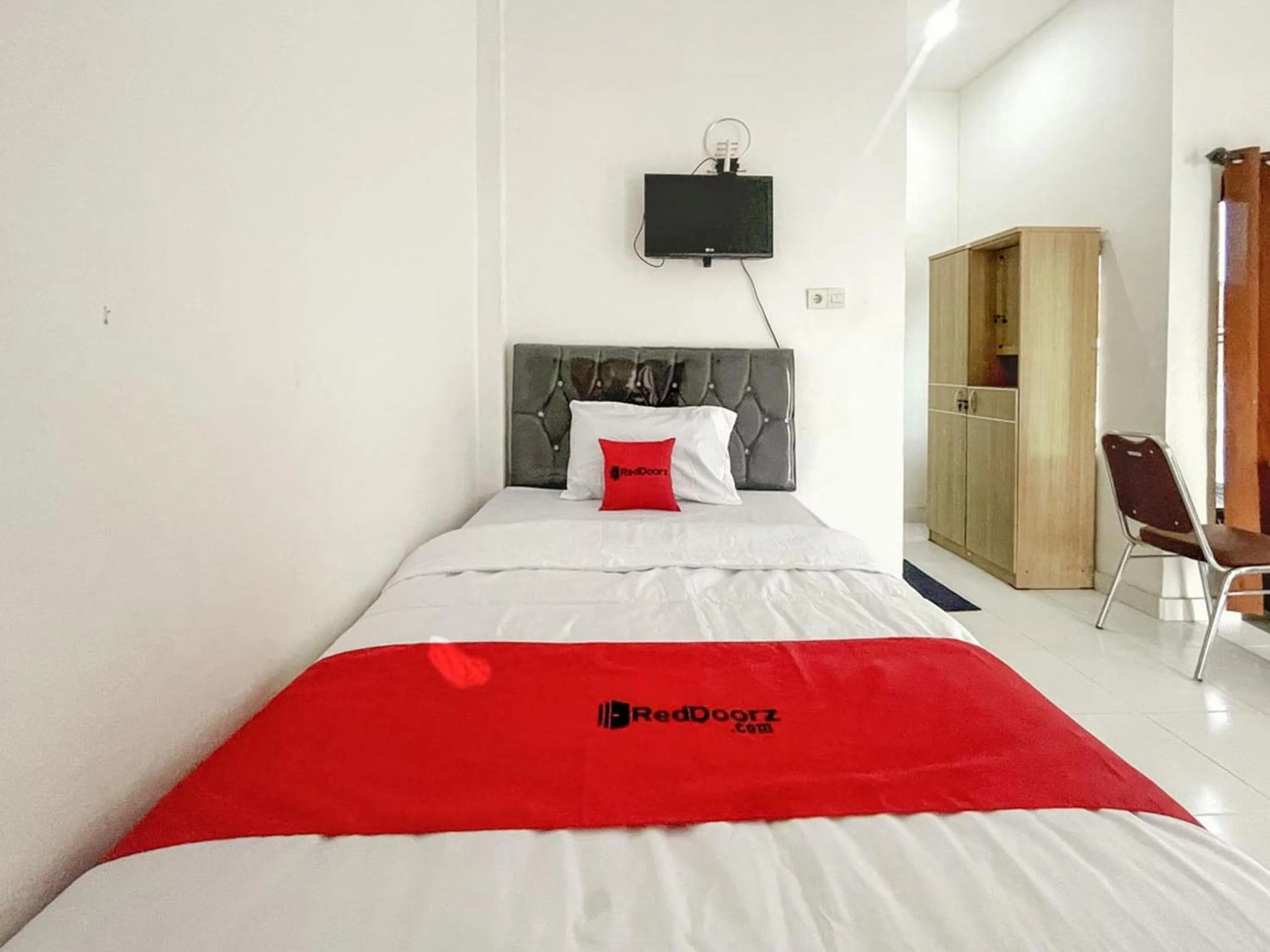 Bedroom, Bed in RedDoorz Syariah near Siloam Hospital Mataram