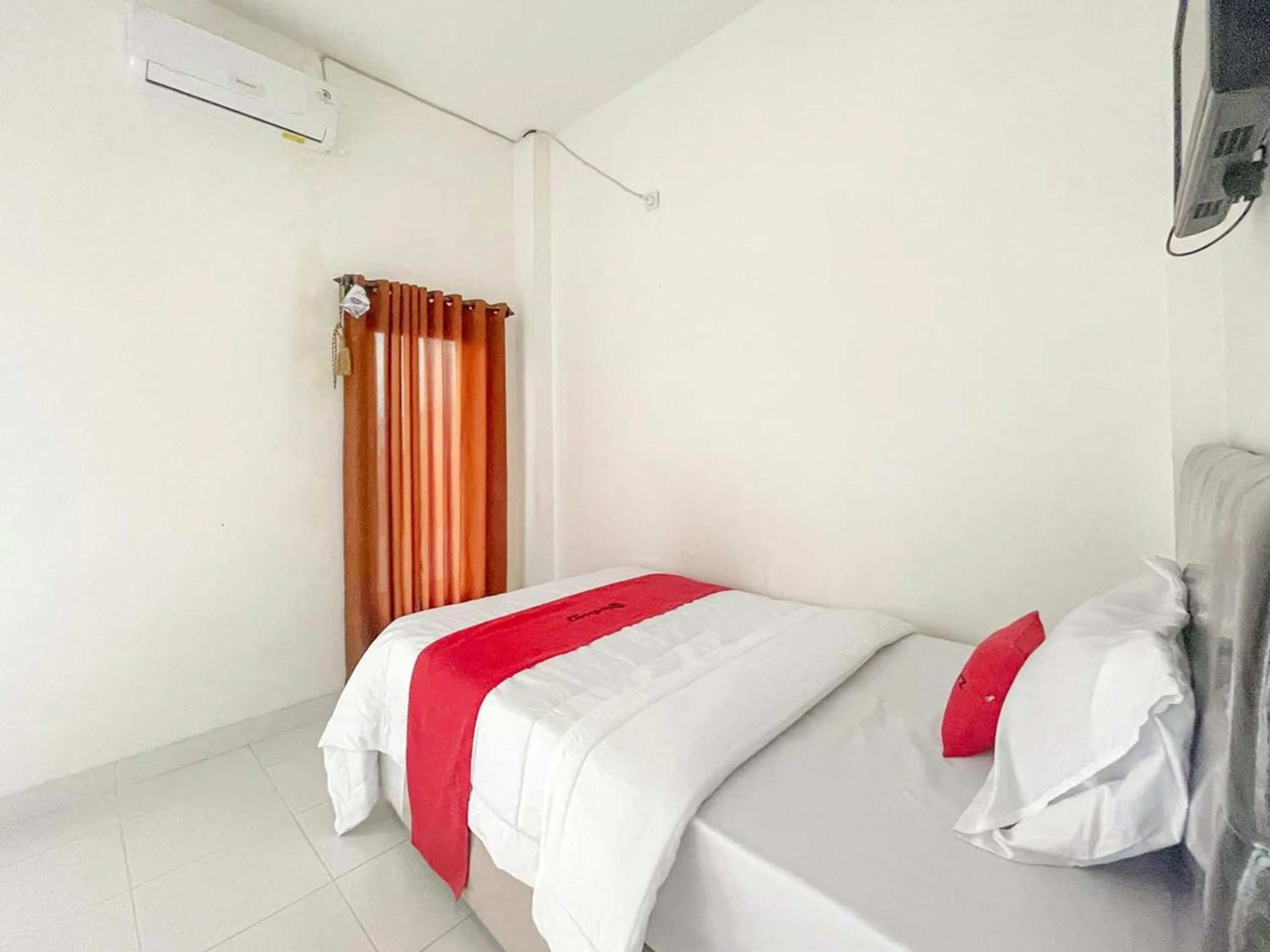 Bedroom, Bed in RedDoorz Syariah near Siloam Hospital Mataram