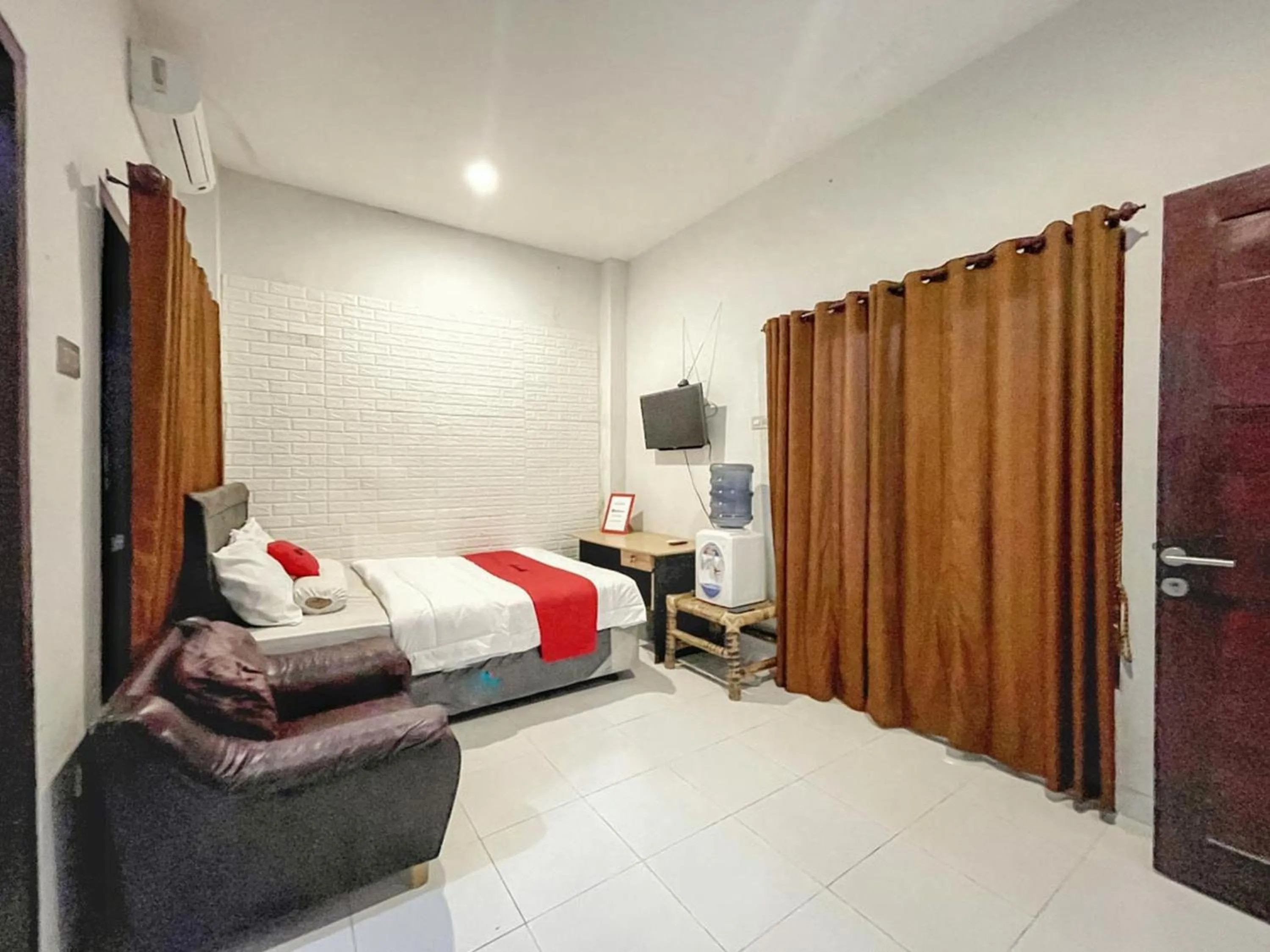 Bedroom, Bed in RedDoorz Syariah near Siloam Hospital Mataram