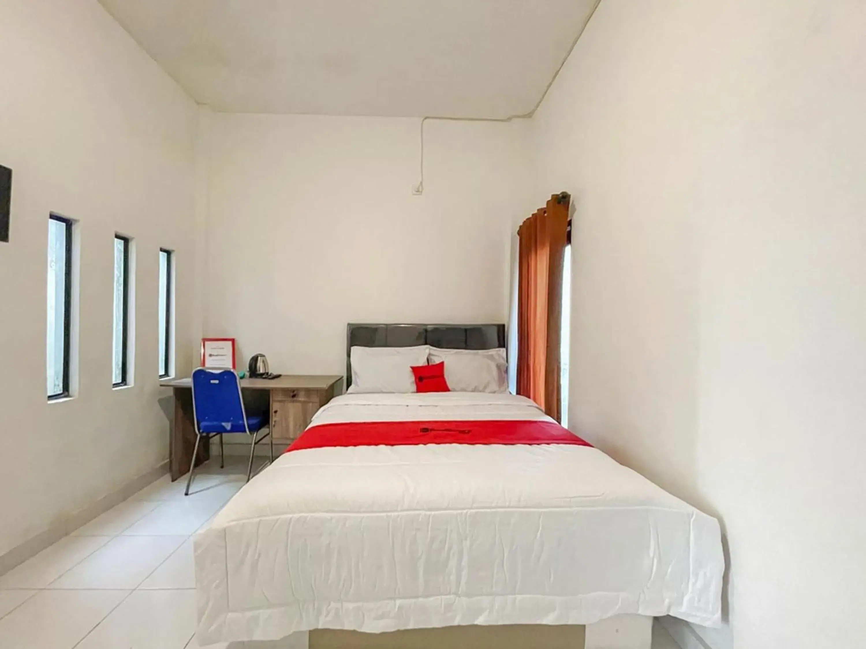 Standard Double Room in RedDoorz Syariah near Siloam Hospital Mataram Standard Double Room in RedDoorz Syariah near Siloam Hospital Mataram