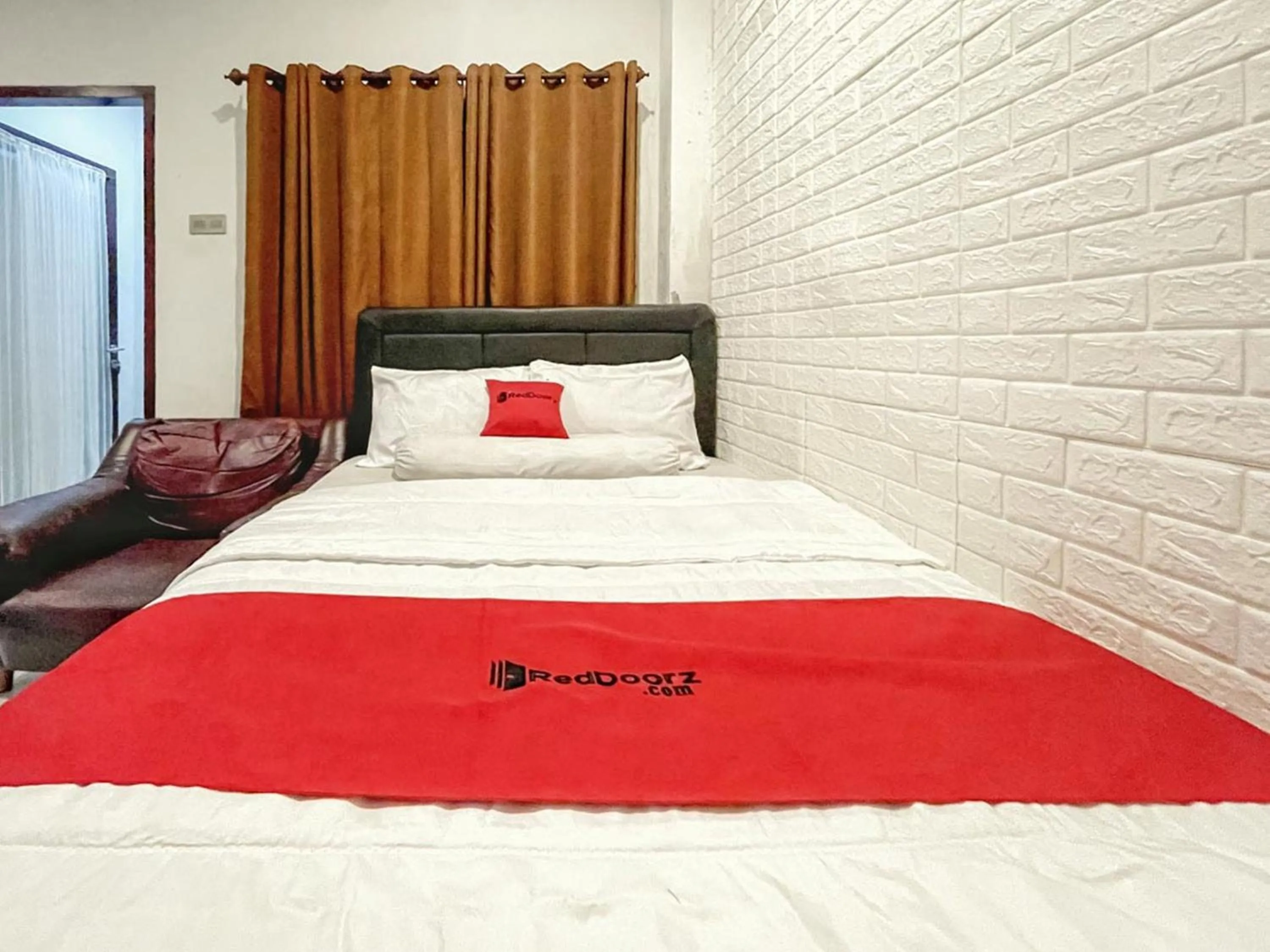 Bedroom, Bed in RedDoorz Syariah near Siloam Hospital Mataram
