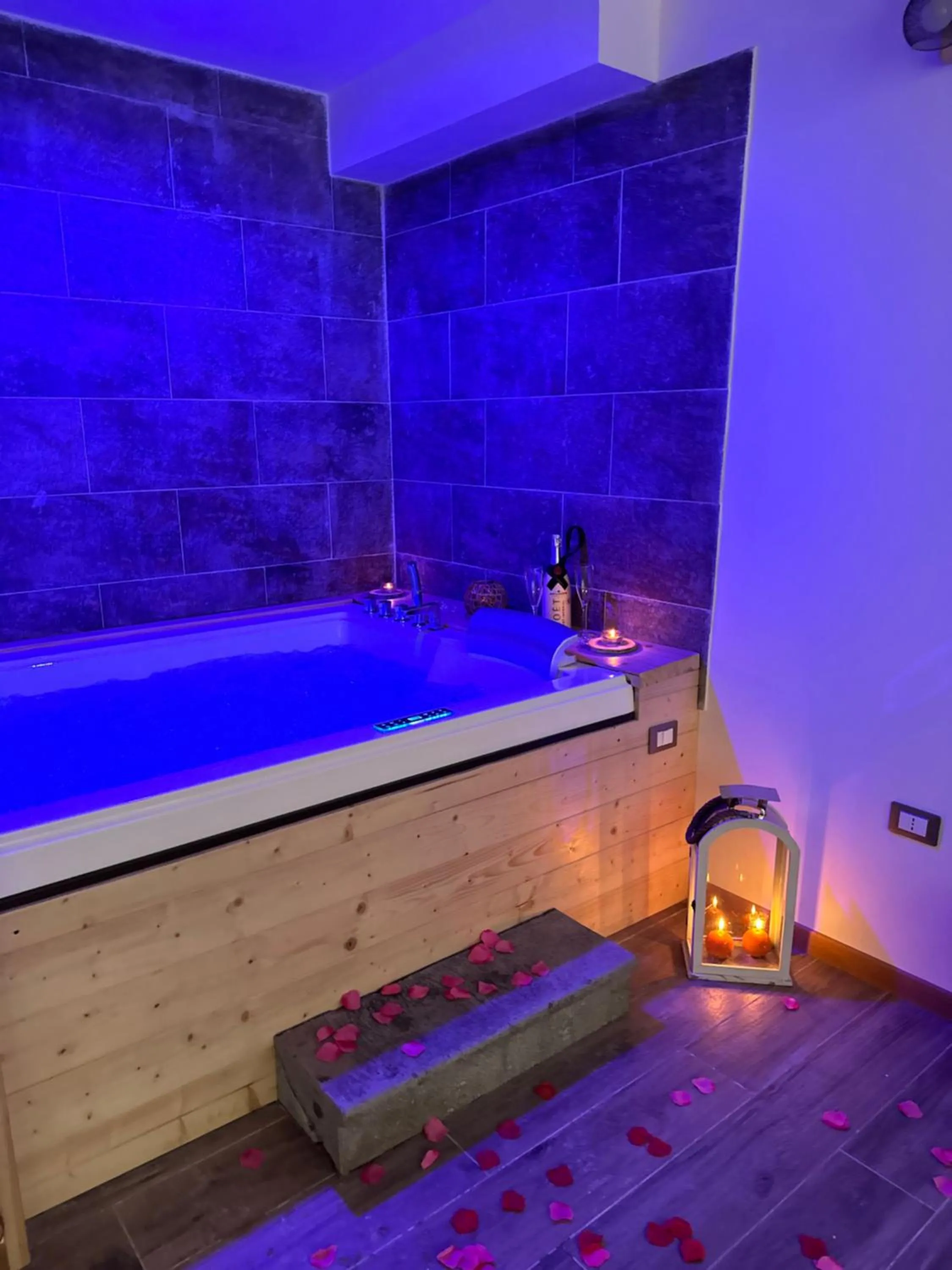 Hot Tub in Residenza Riva Wellness Apartment Spa