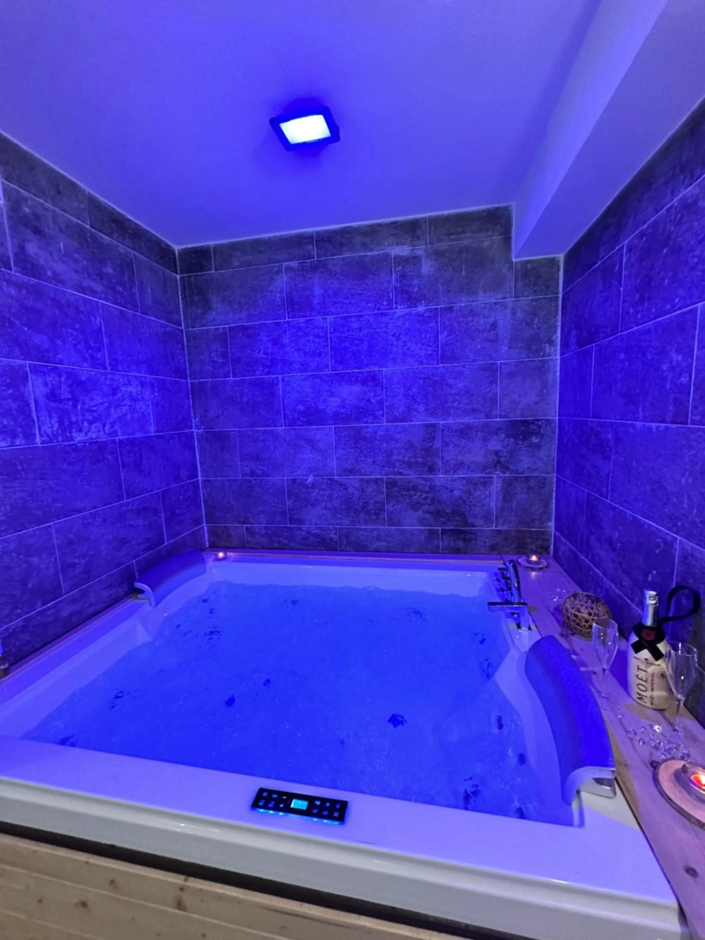Hot Tub in Residenza Riva Wellness Apartment Spa