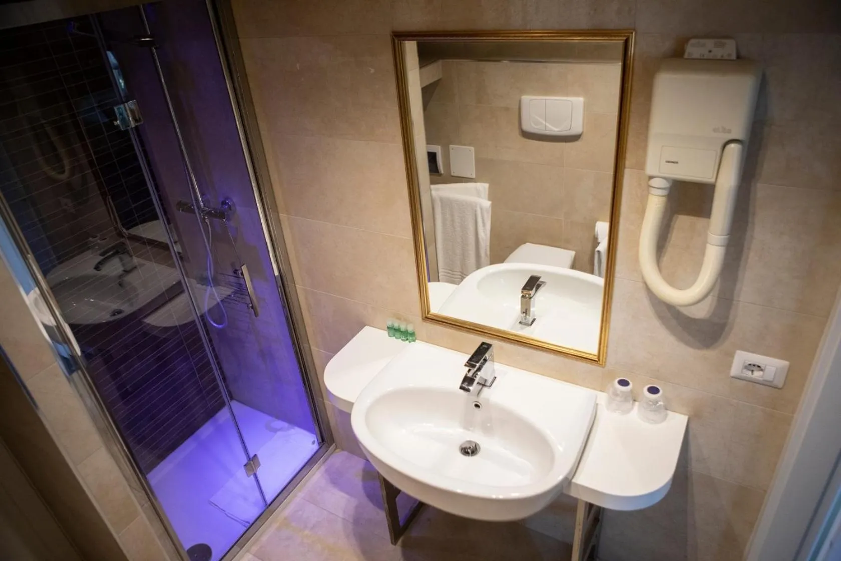 Bathroom in Hotel Milano Pool & Garden