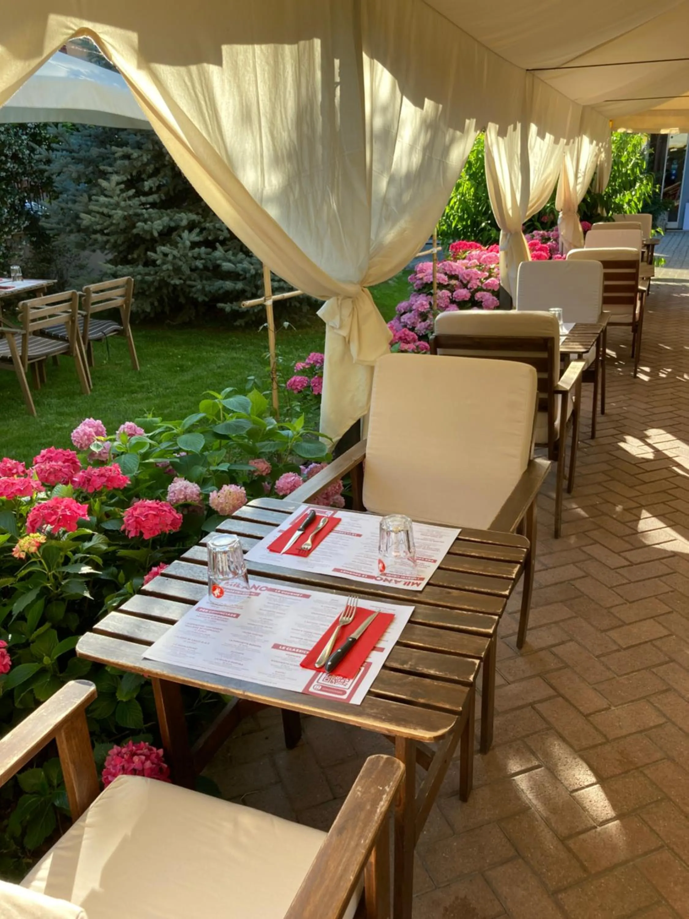 Restaurant/places to eat in Hotel Milano Pool & Garden