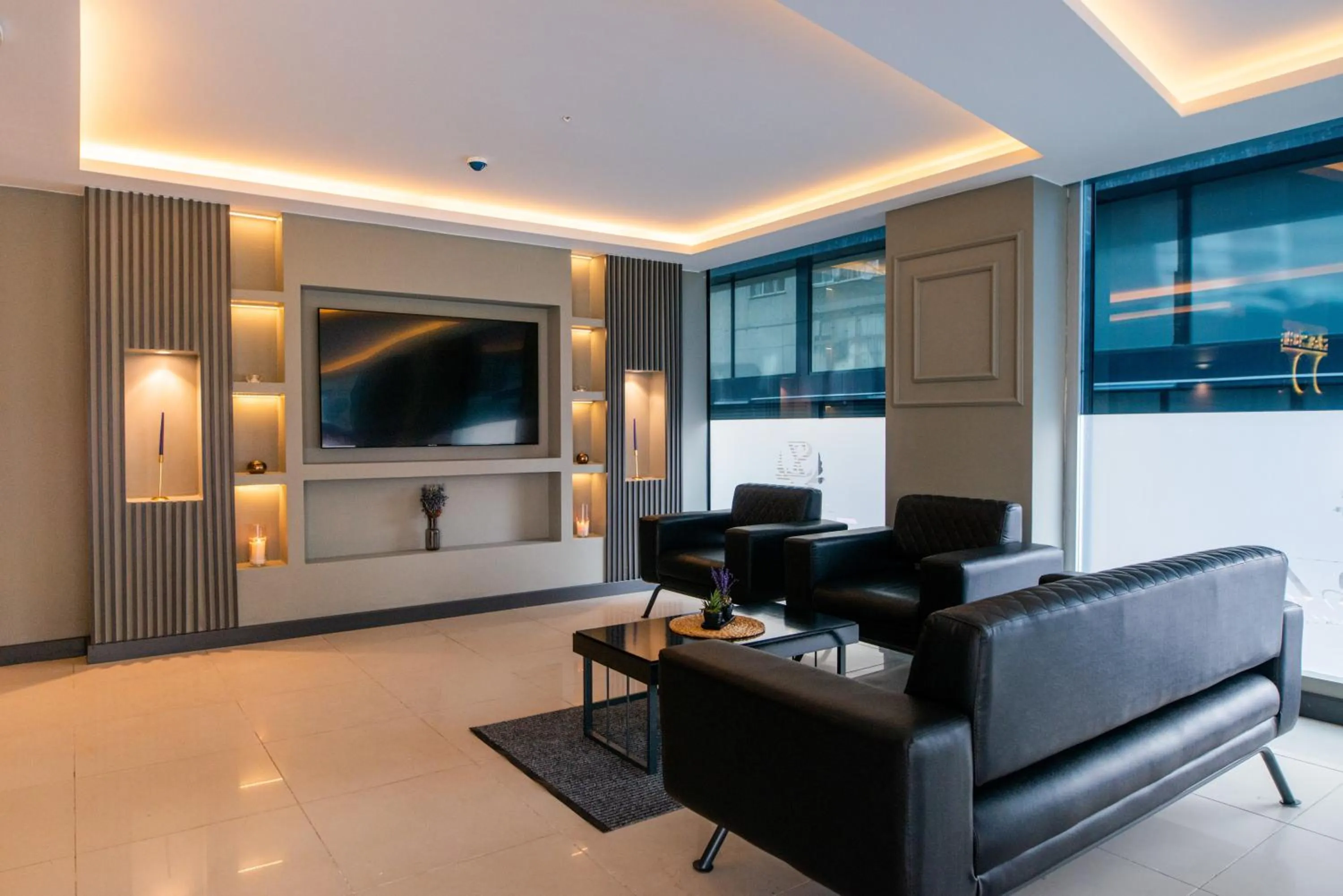 Communal lounge/ TV room in ZaraSuit