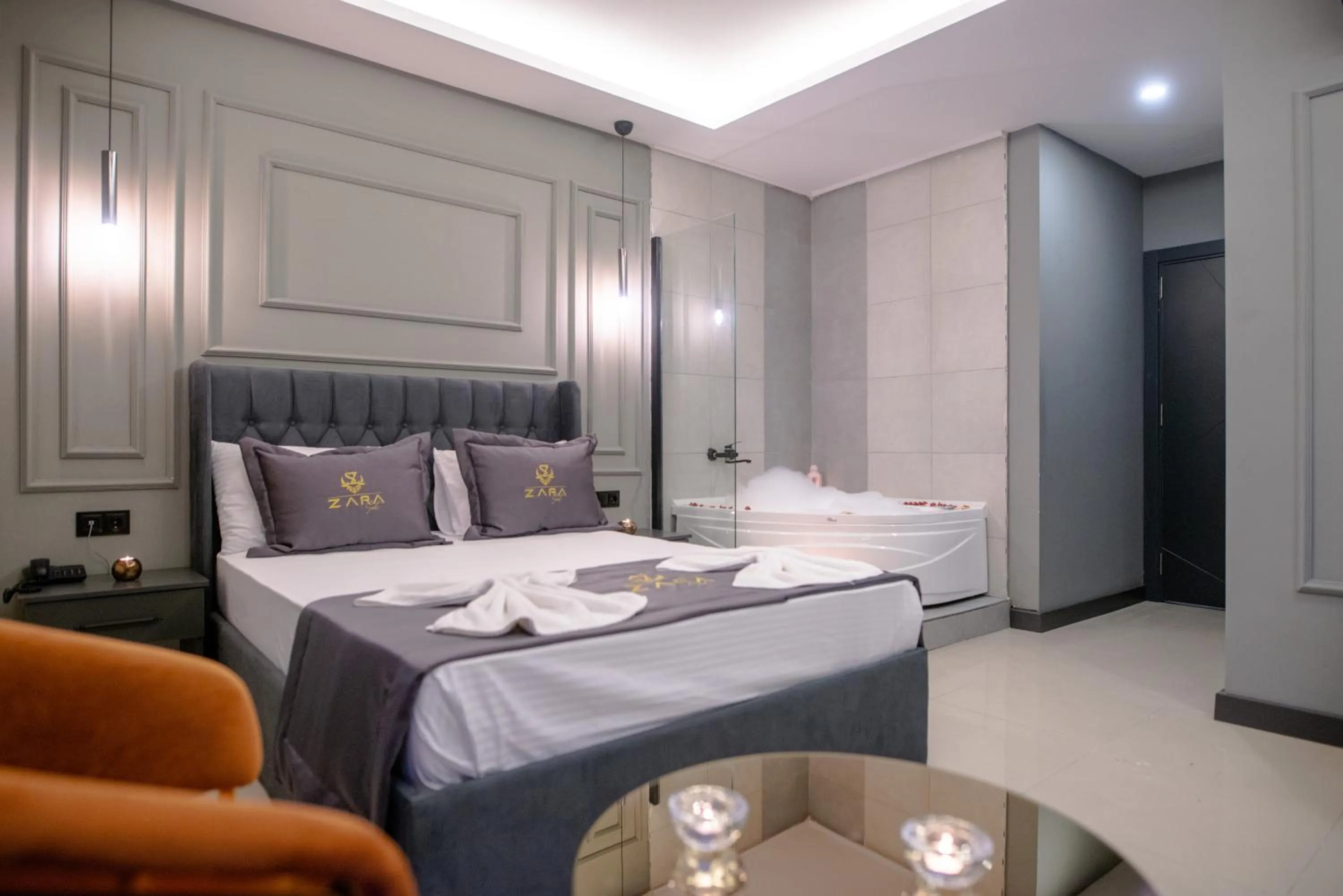 Photo of the whole room, Bed in ZaraSuit