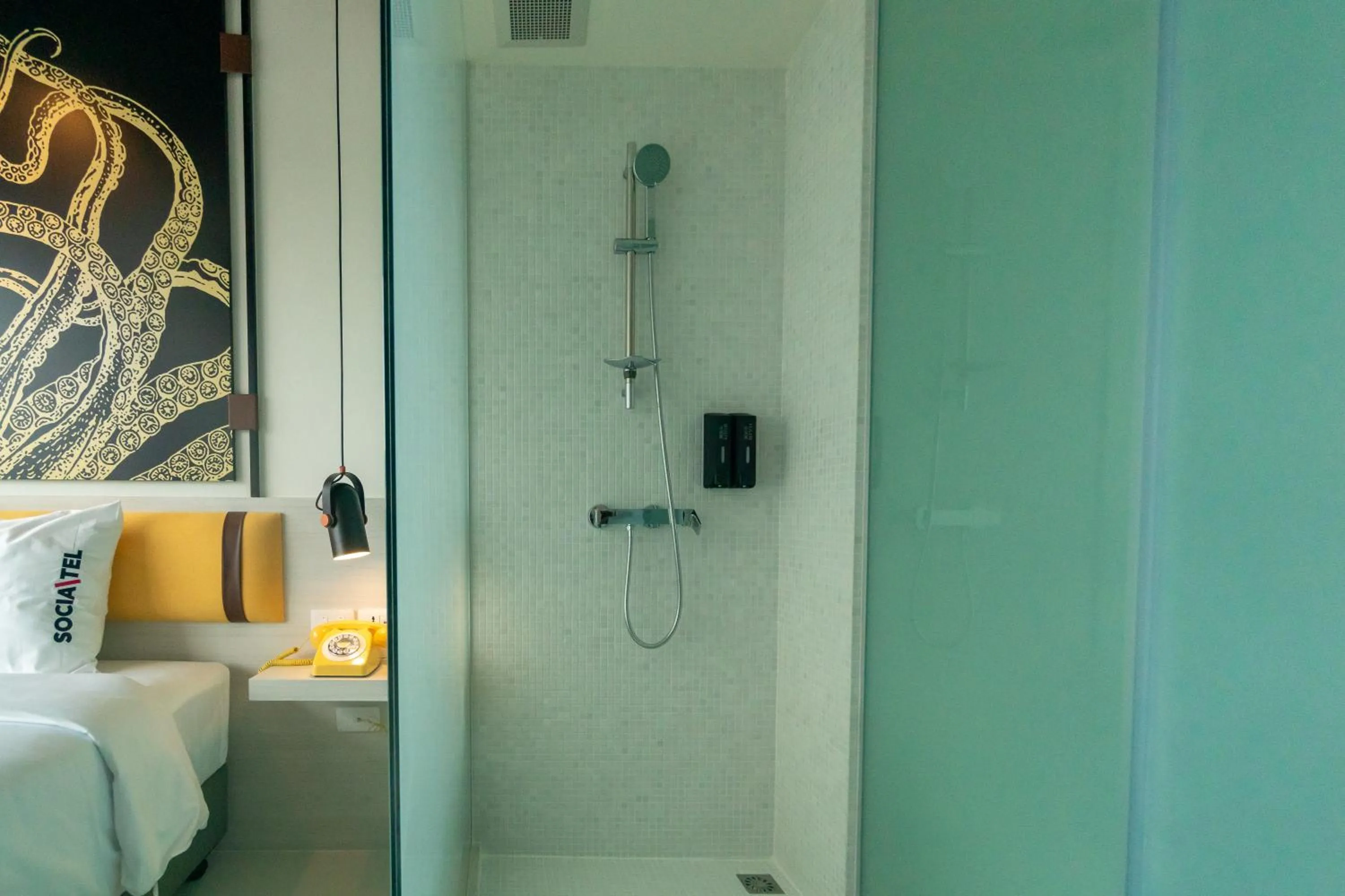 Shower, Bed in SocialTel Koh Samui