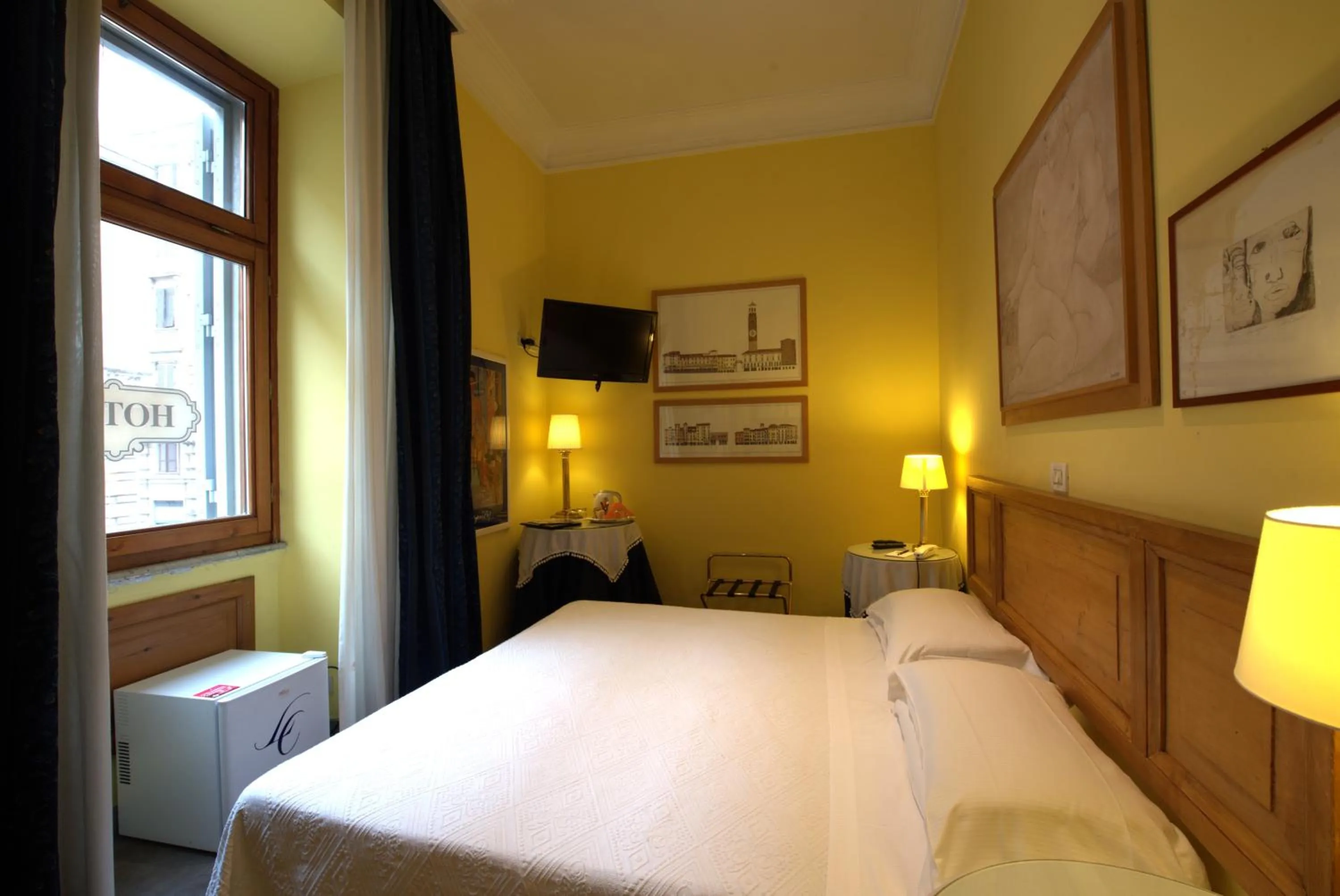 Bed in Hotel Locanda Cairoli