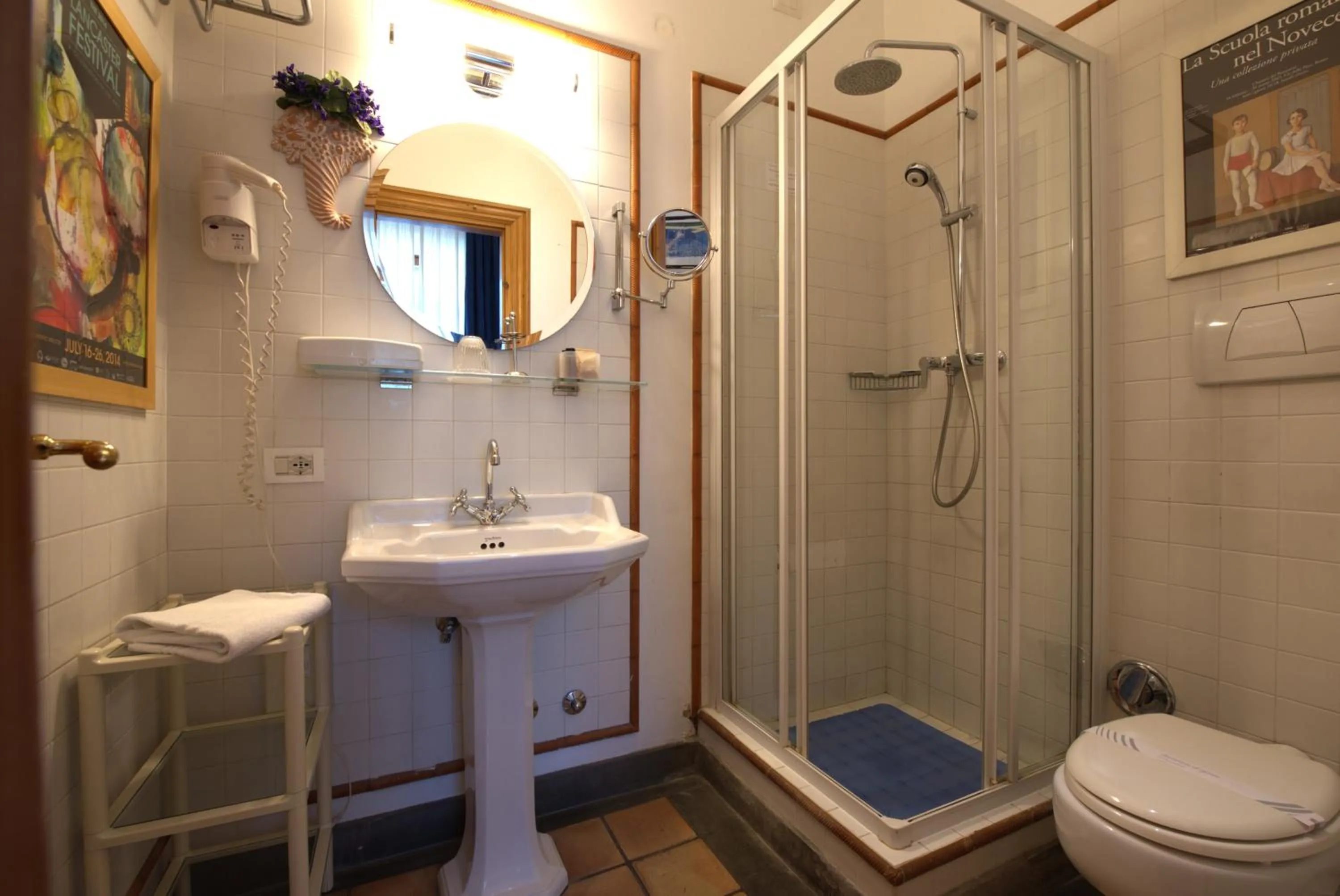 Shower in Hotel Locanda Cairoli