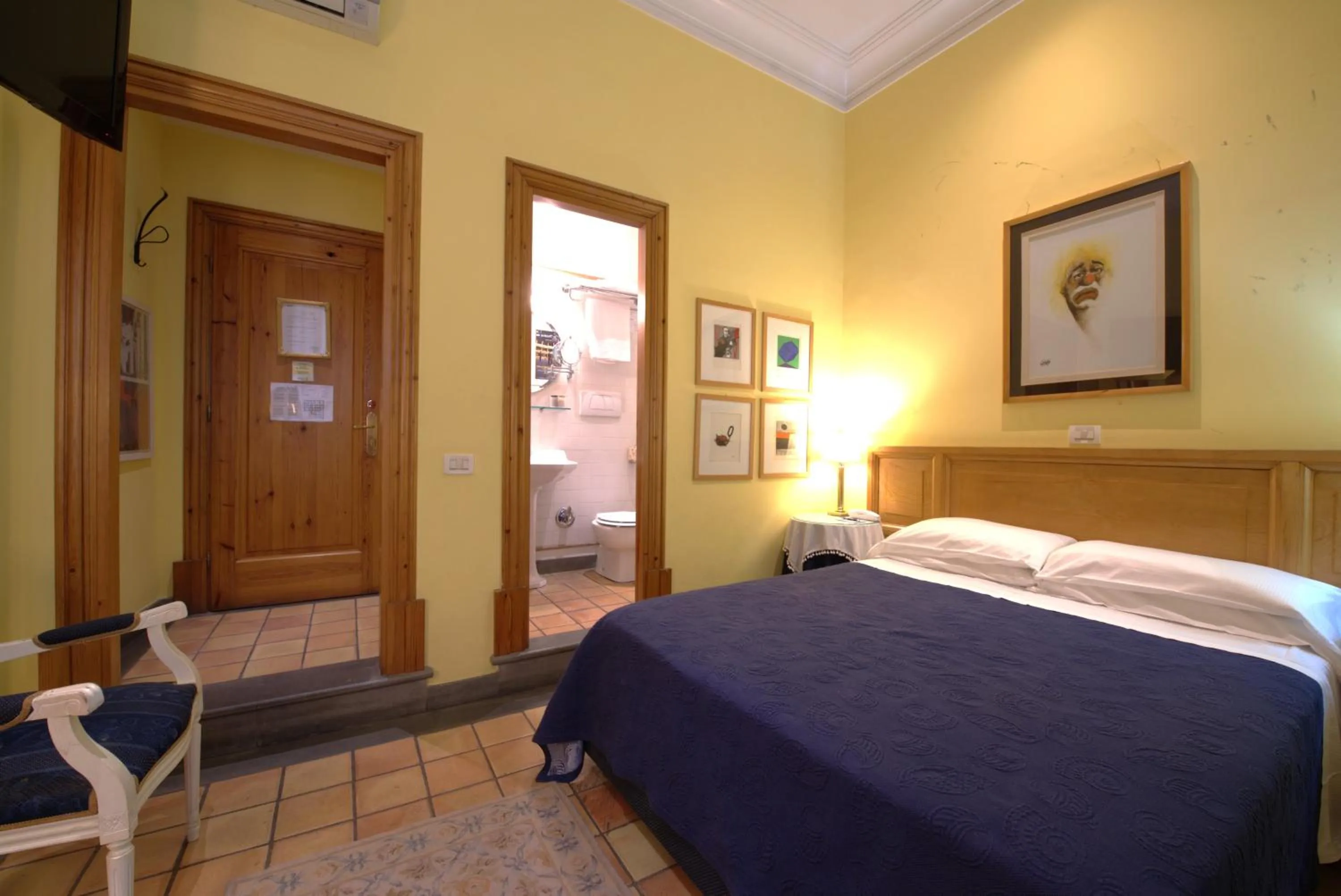 Bathroom, Bed in Hotel Locanda Cairoli