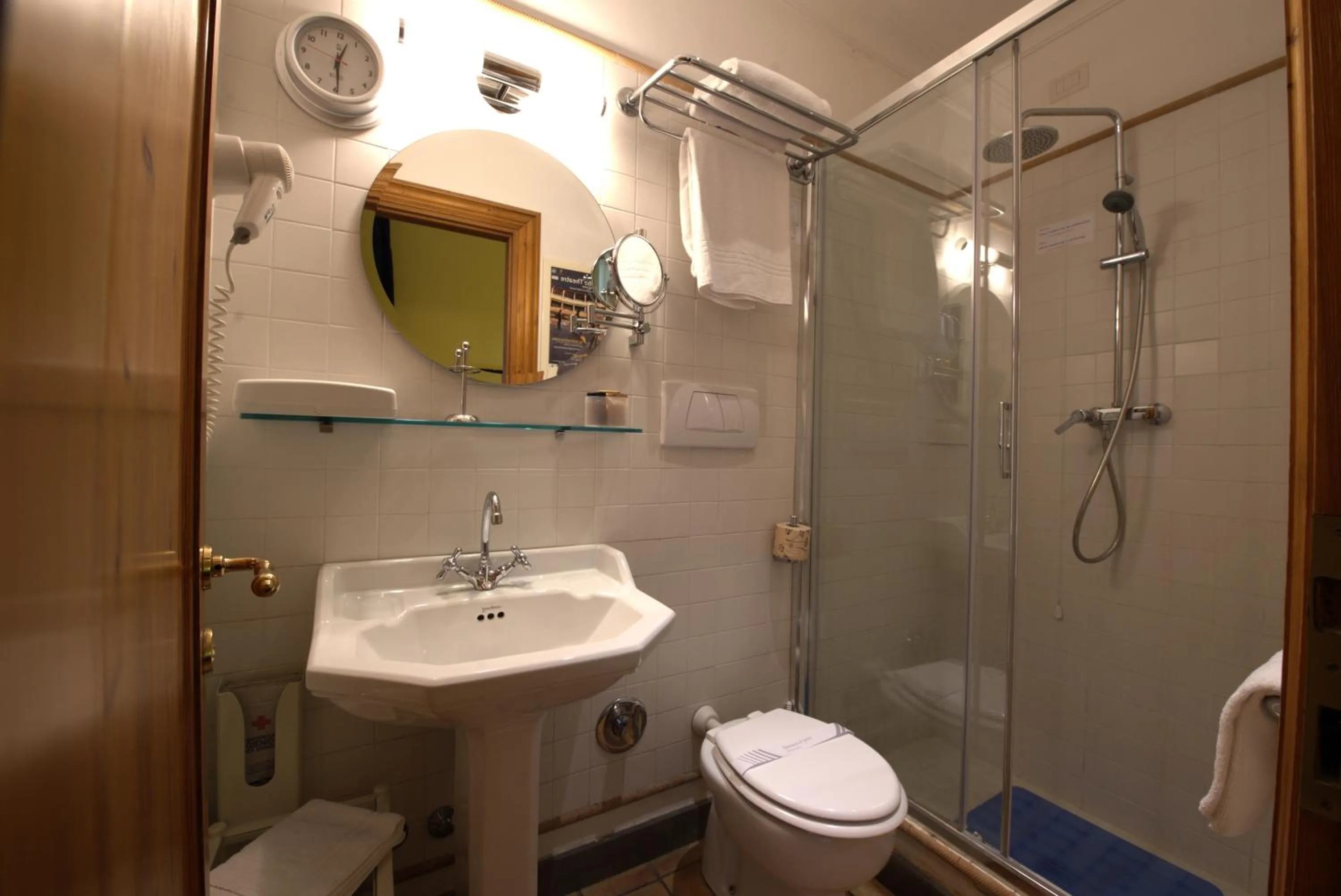 Bathroom in Hotel Locanda Cairoli