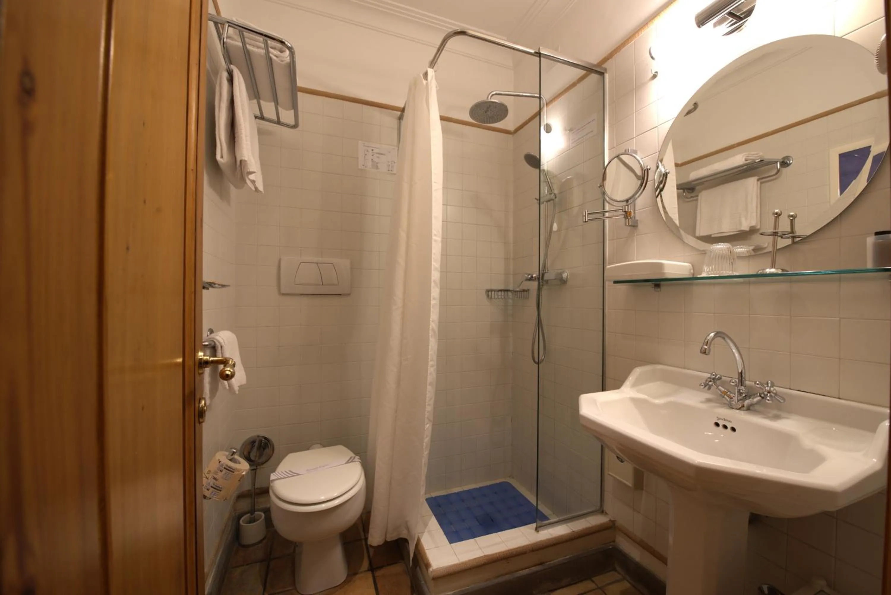 Bathroom in Hotel Locanda Cairoli