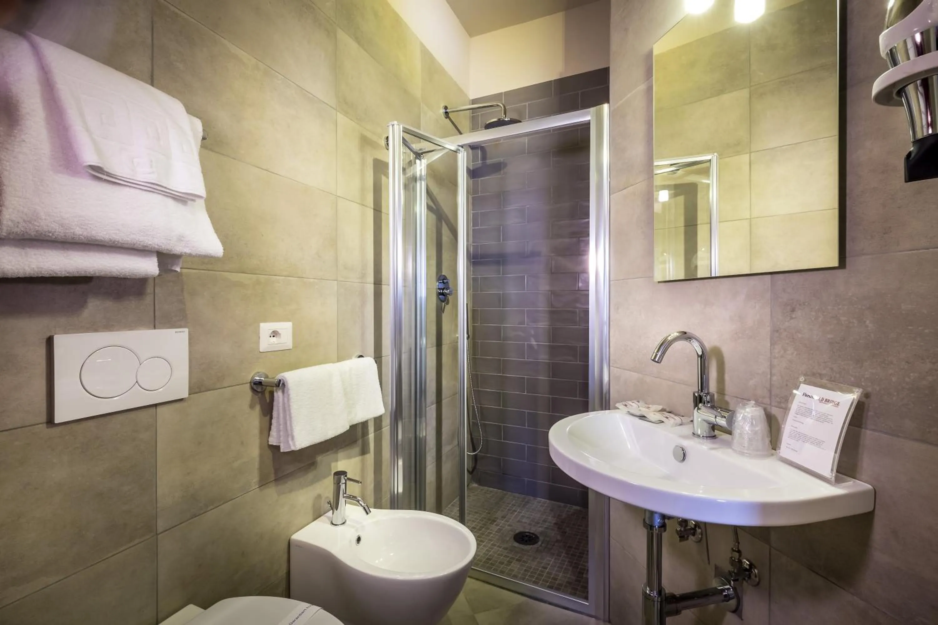 Bathroom in Florence Old Bridge B&B