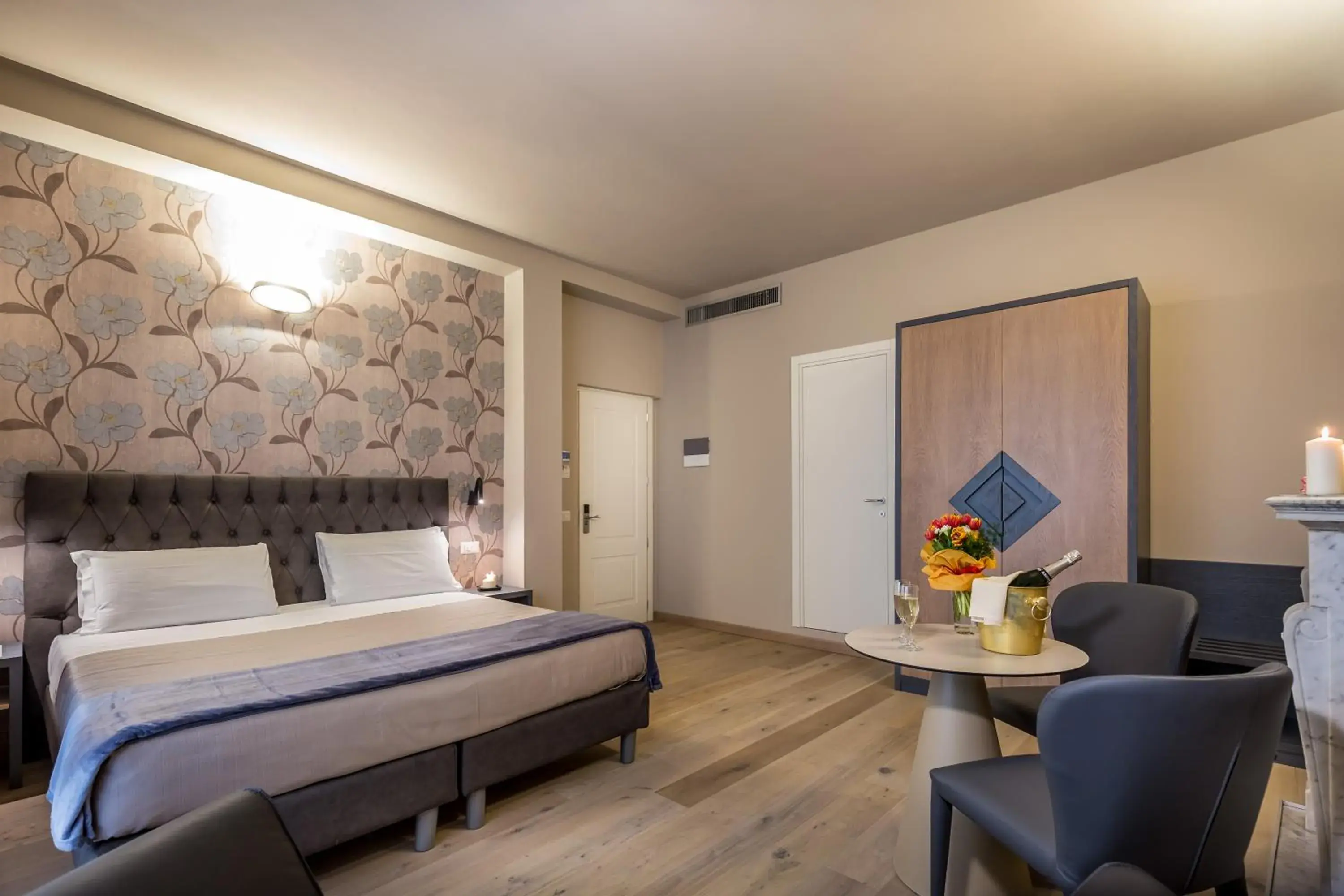 Deluxe Double Room with Spa Bath and Balcony in Florence Old Bridge B&B Deluxe Double Room with Spa Bath and Balcony in Florence Old Bridge B&B