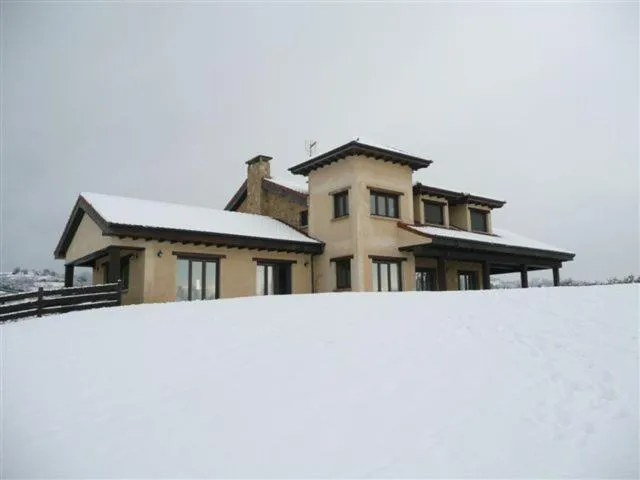 Facade/entrance in La Casa de Orviz
