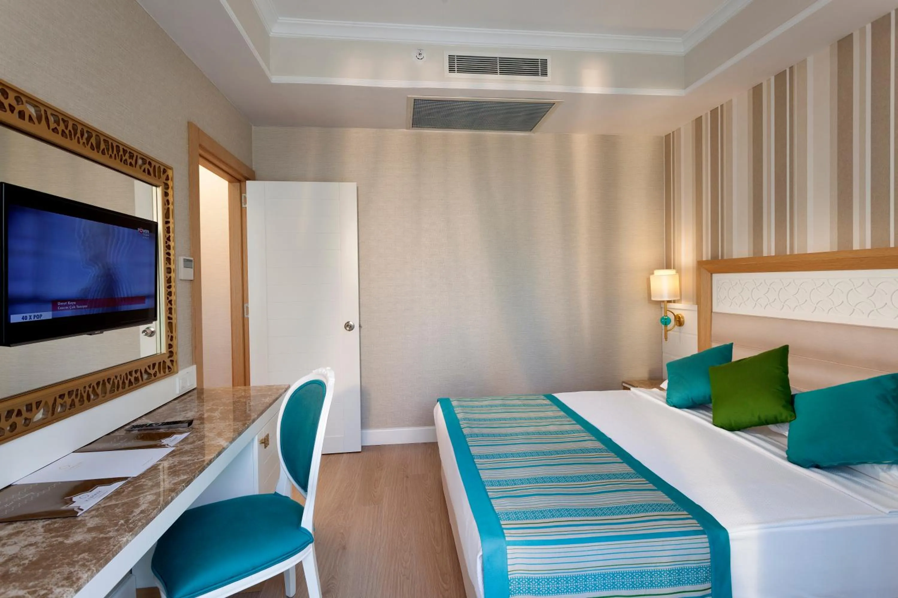 Communal lounge/ TV room, Bed in Karmir Resort & Spa - Ultra All Inclusive