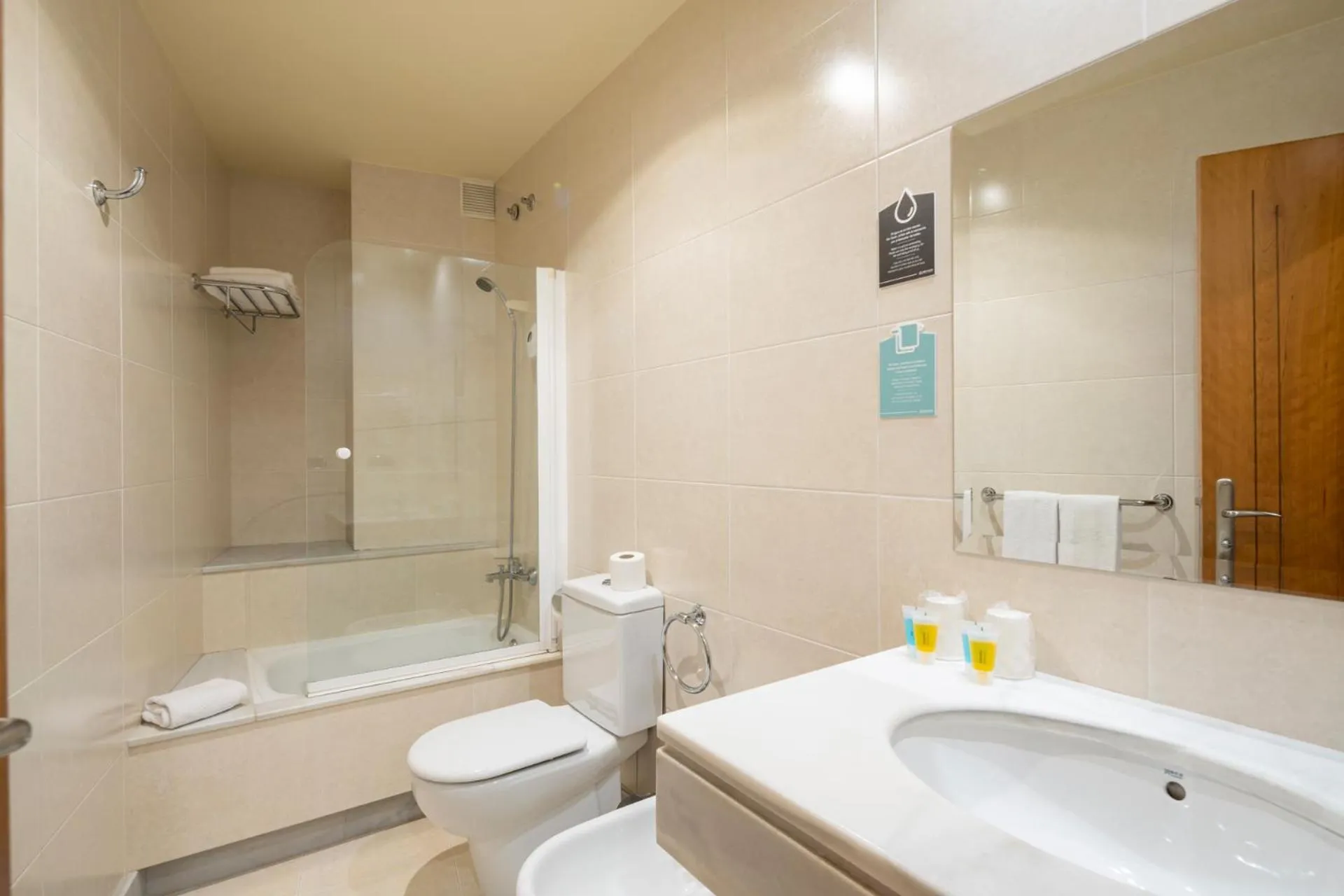 Bathroom in Hotel Villanueva