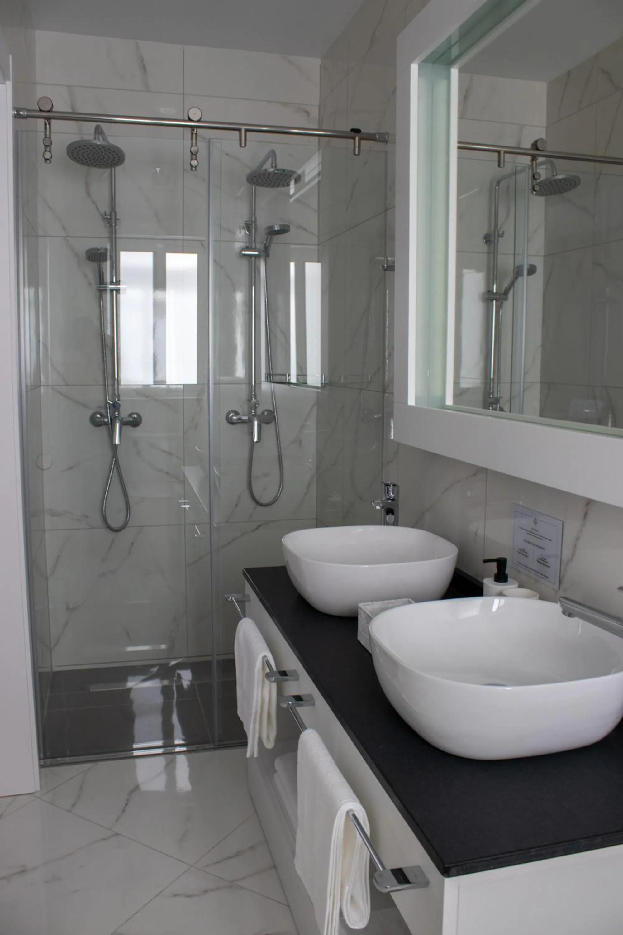 Shower in 100 Boutique Living